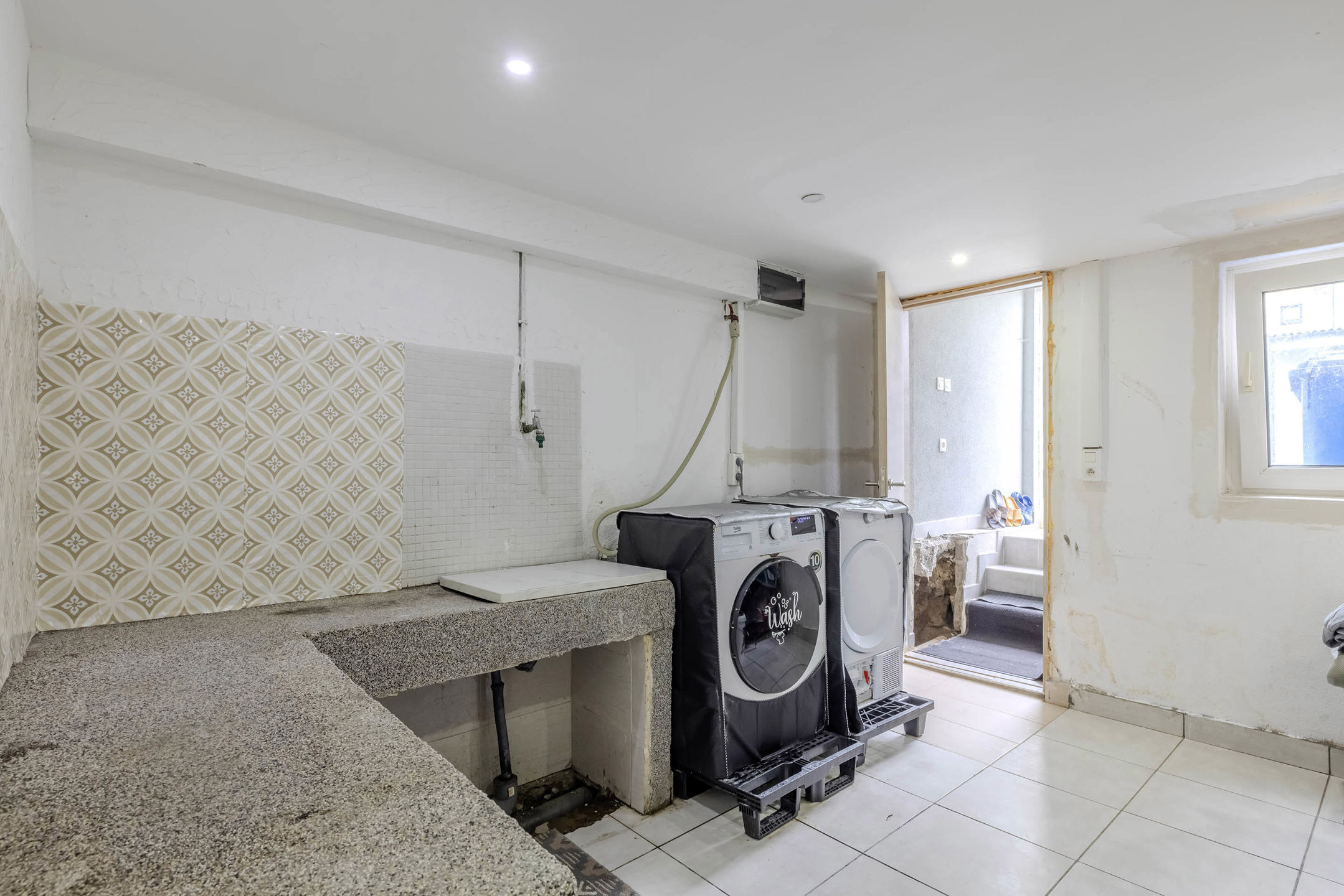 Instapklare woning met ruime polyvalente kelder