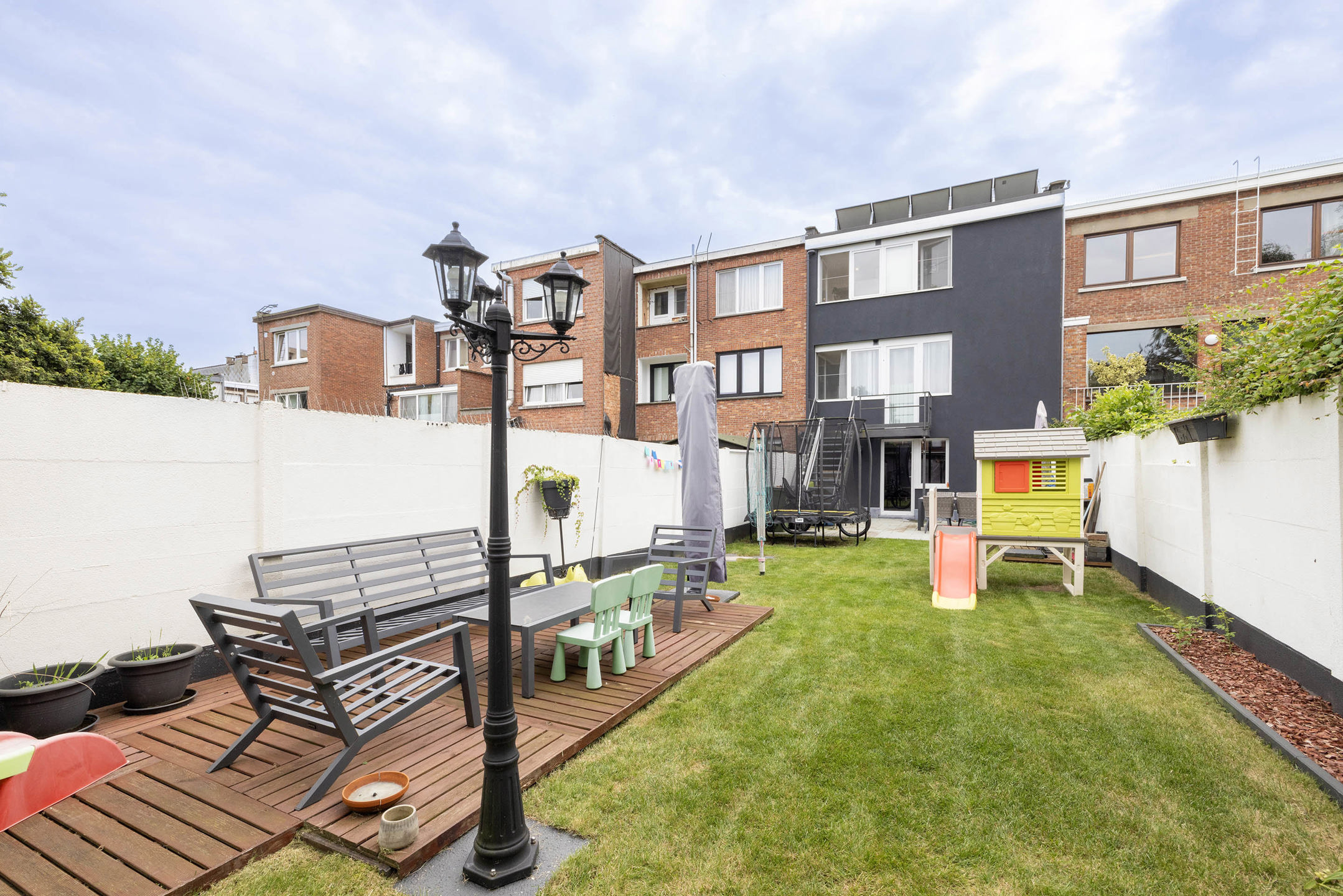 Volledig gerenoveerd gebouw met 3 aparte woonentiteiten