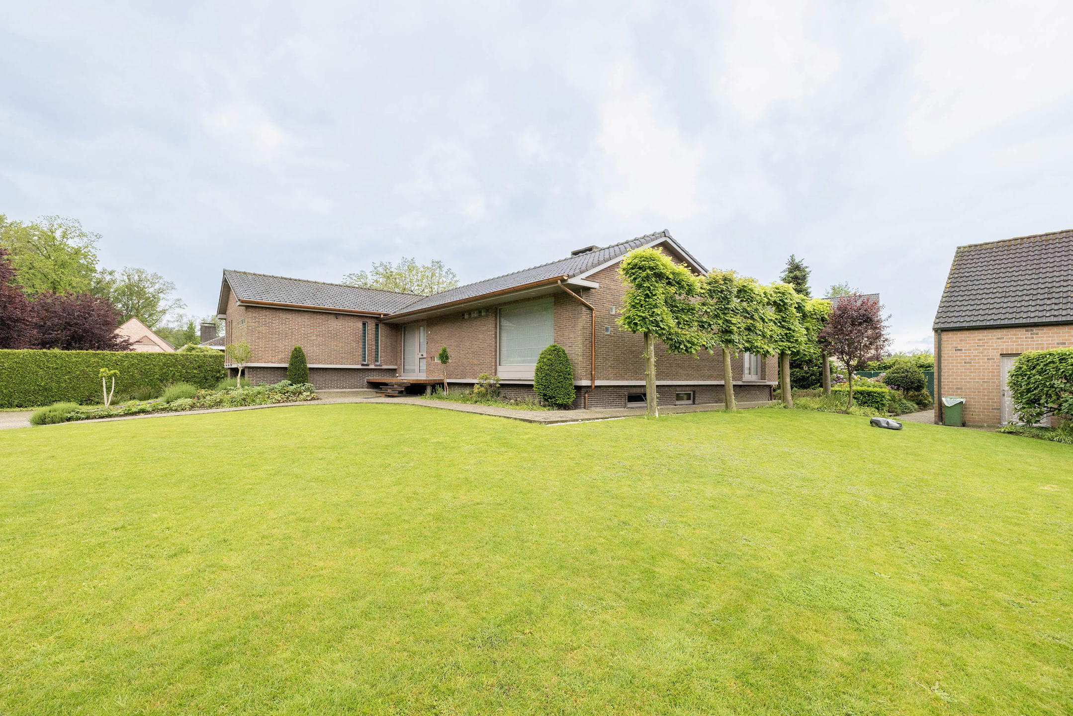Instapklare woning met bijgebouw op mooi perceel van 1.515 m²!