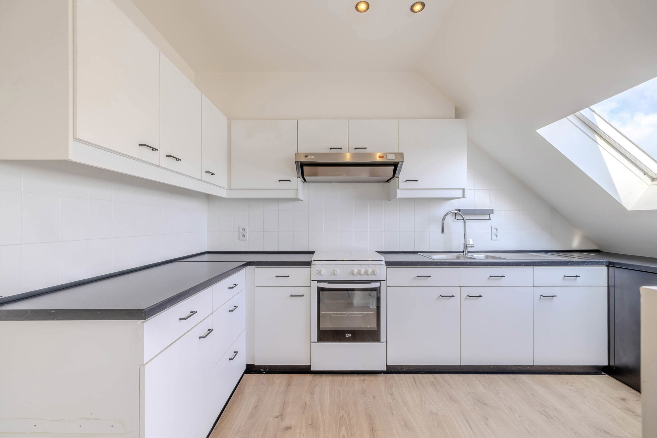 Dakappartement met 1 slaapkamer, ruim terras en staanplaats!