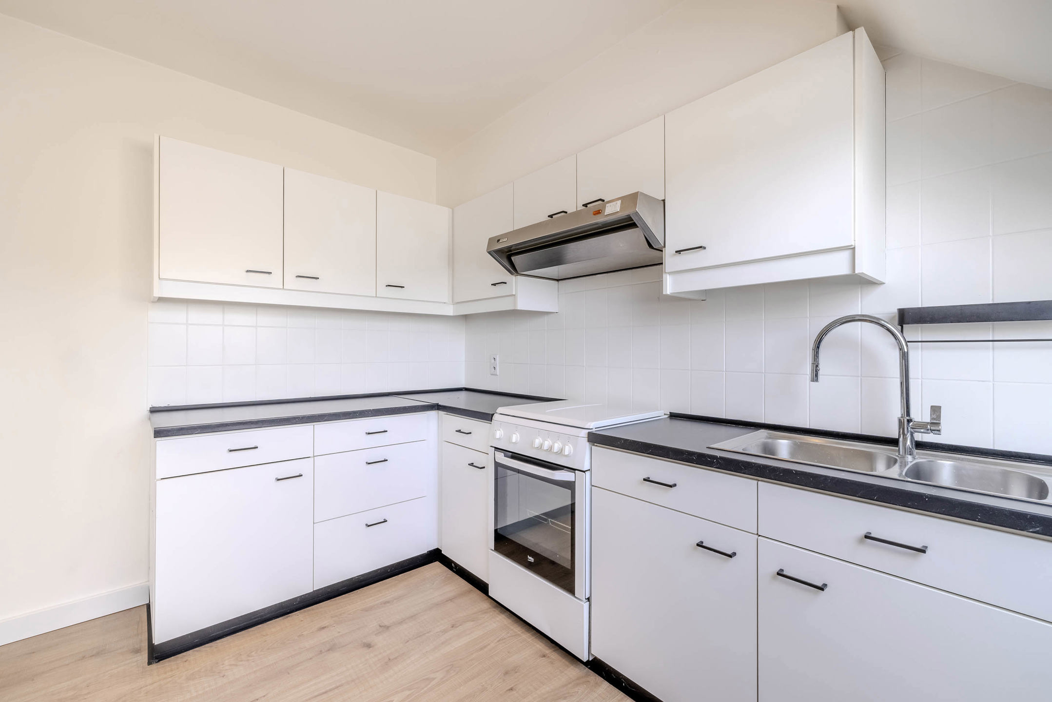 Dakappartement met 1 slaapkamer, ruim terras en staanplaats!