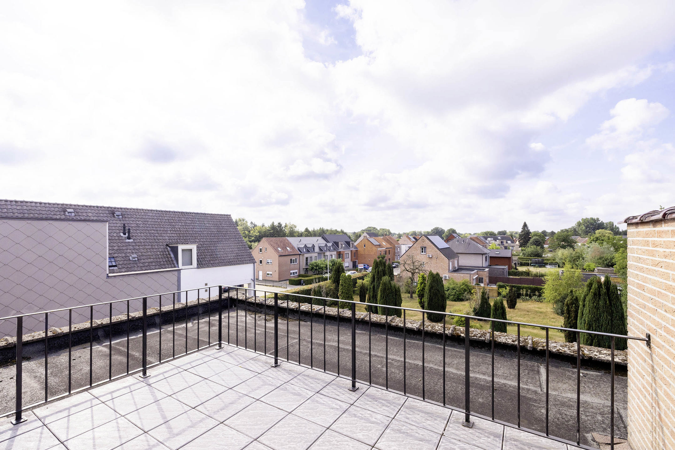 Dakappartement met 1 slaapkamer, ruim terras en staanplaats!