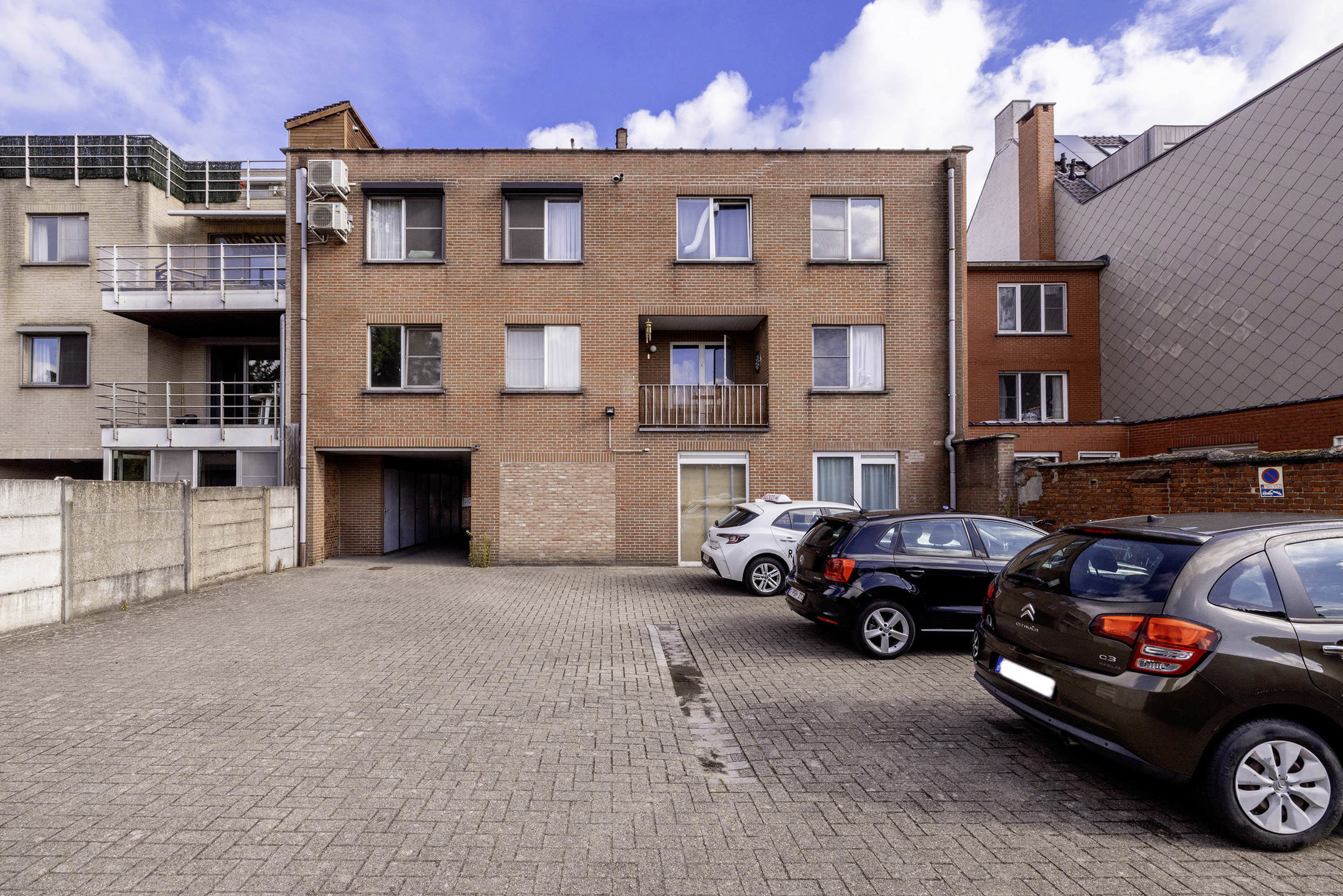 Dakappartement met 1 slaapkamer, ruim terras en staanplaats!