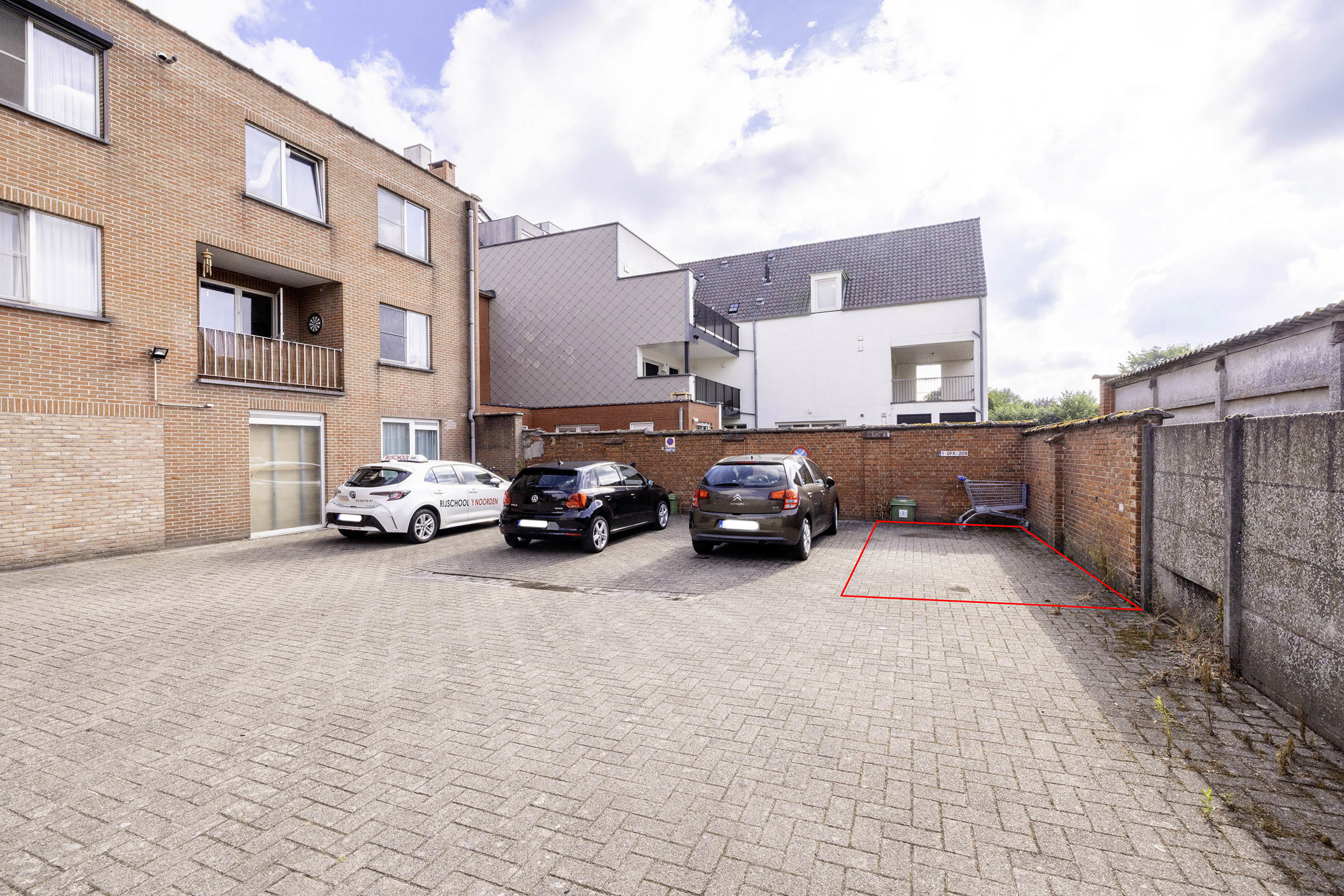 Dakappartement met 1 slaapkamer, ruim terras en staanplaats!