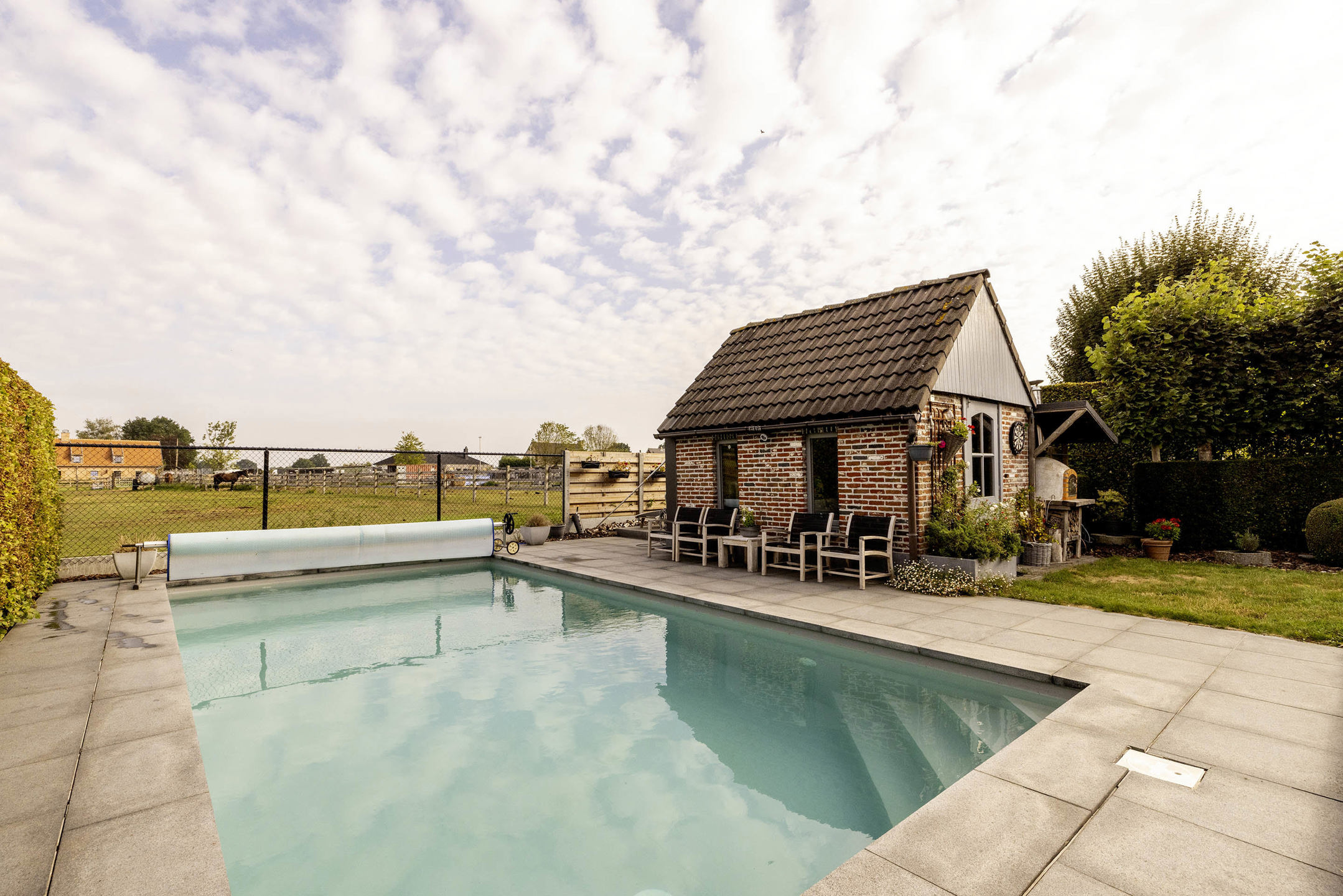 Instapklare woning met zwembad en vrij zicht op 640m²!