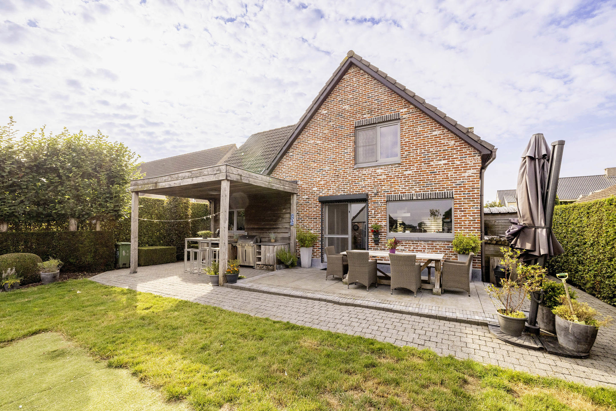 Instapklare woning met zwembad en vrij zicht op 640m²!