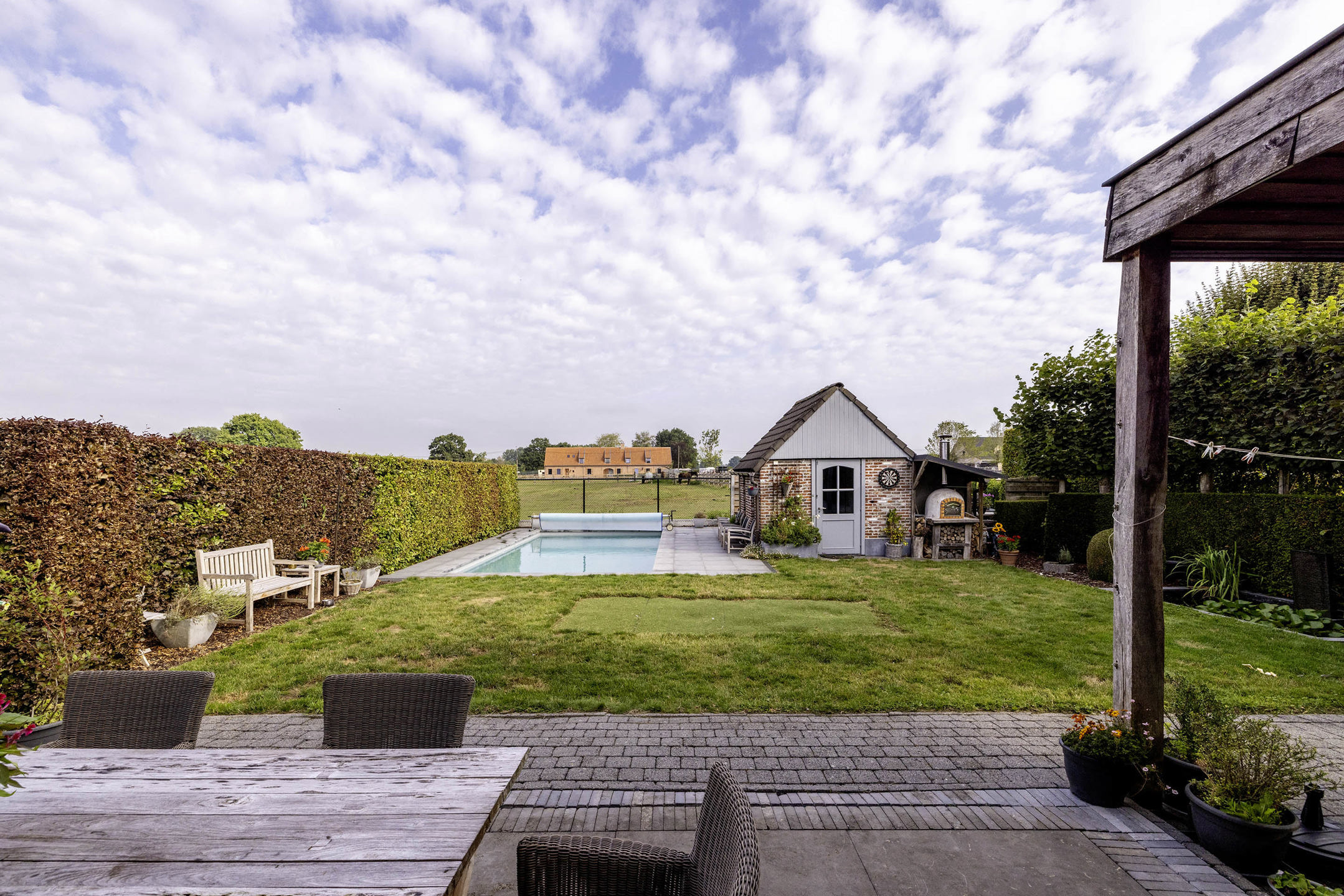 Instapklare woning met zwembad en vrij zicht op 640m²!