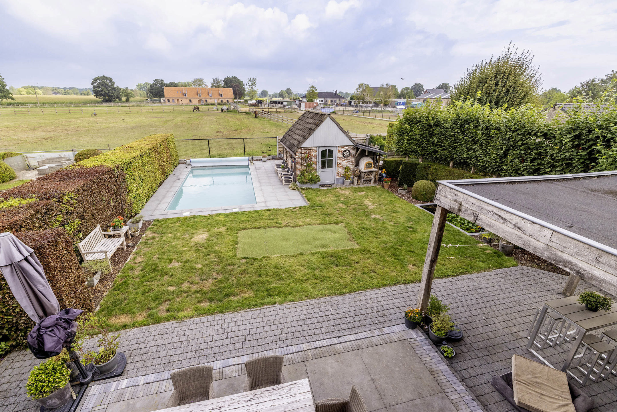 Instapklare woning met zwembad en vrij zicht op 640m²!