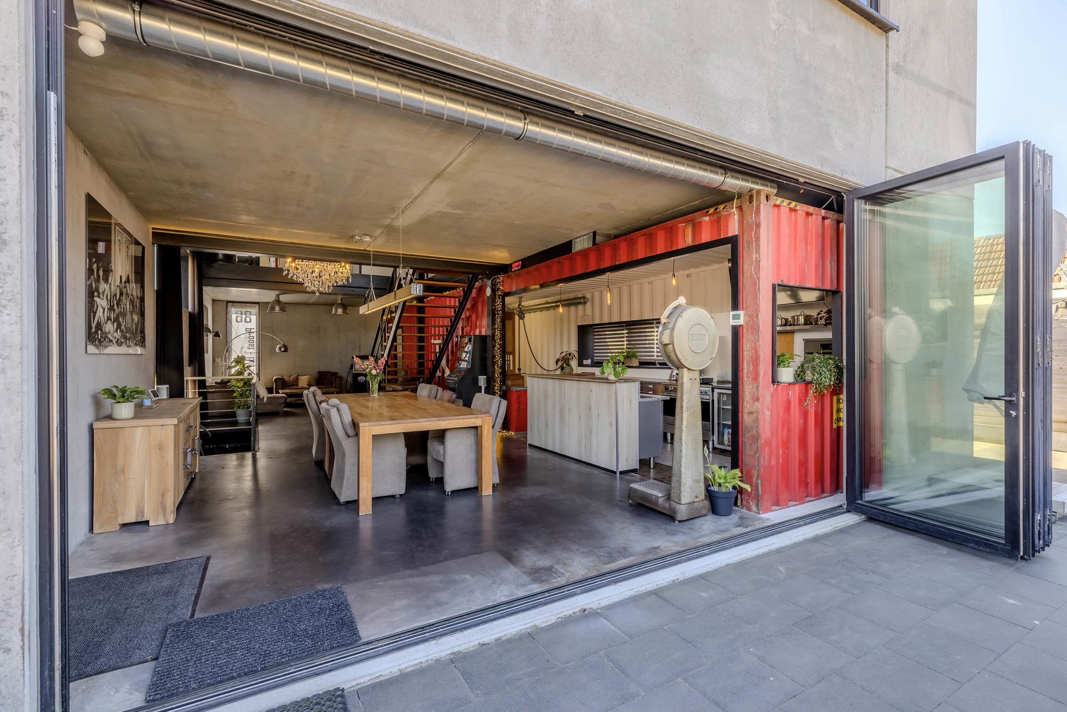 Moderne woning met loftstructuur en tuin en vrij zicht over weilanden