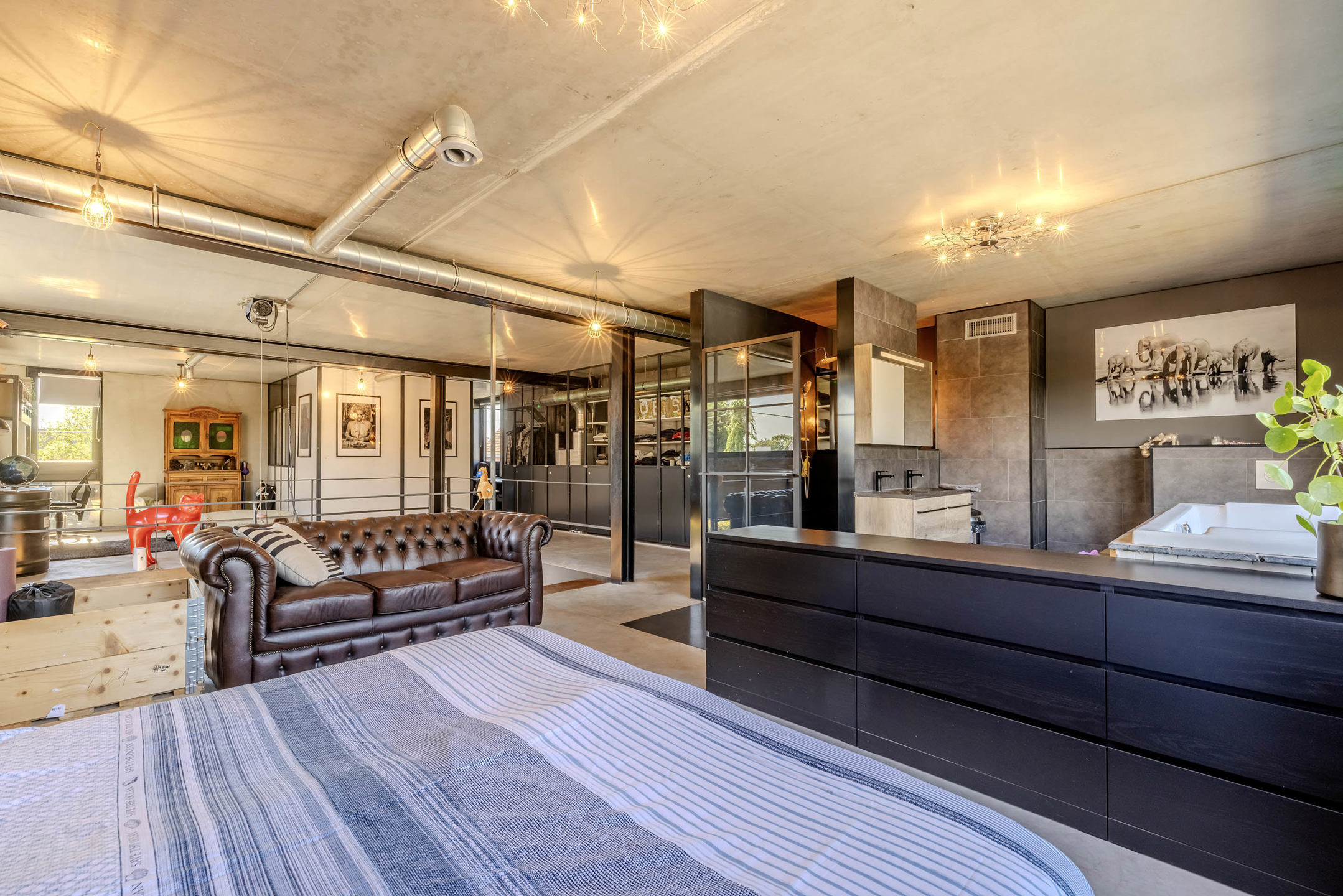 Moderne woning met loftstructuur en tuin en vrij zicht over weilanden