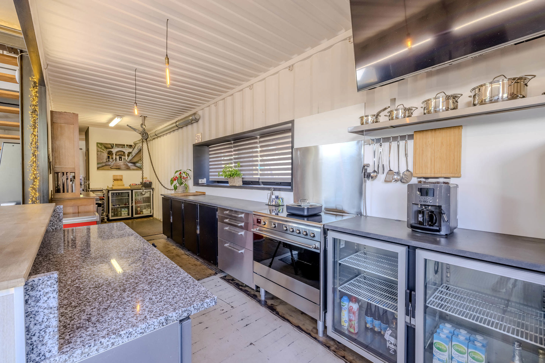 Moderne woning met loftstructuur en tuin en vrij zicht over weilanden