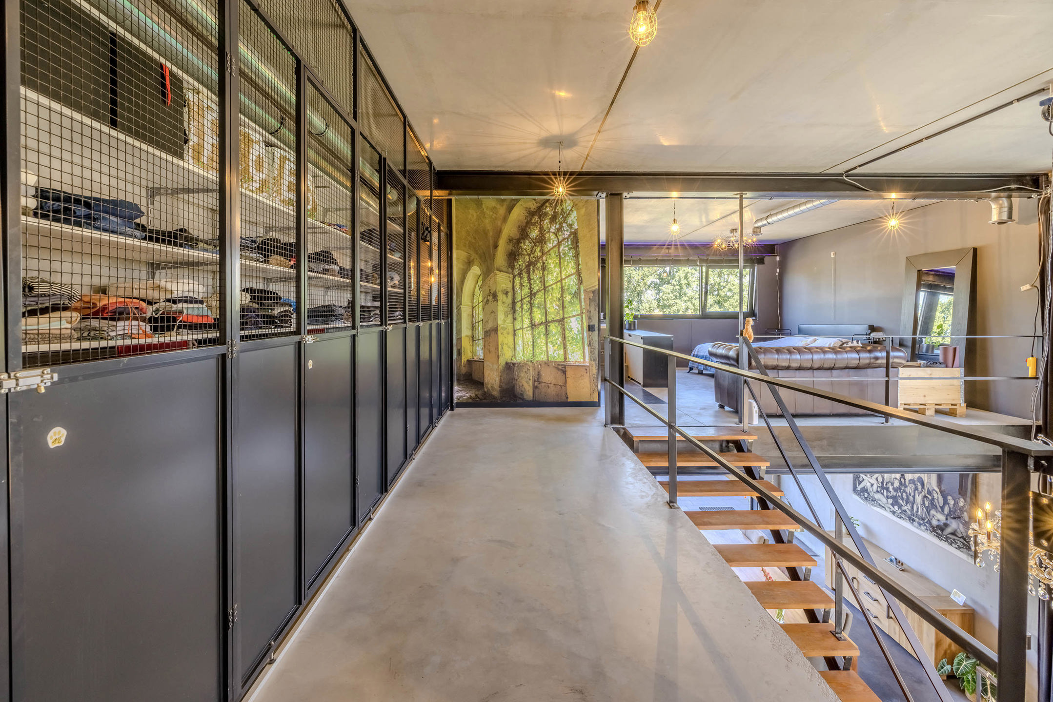 Moderne woning met loftstructuur en tuin en vrij zicht over weilanden