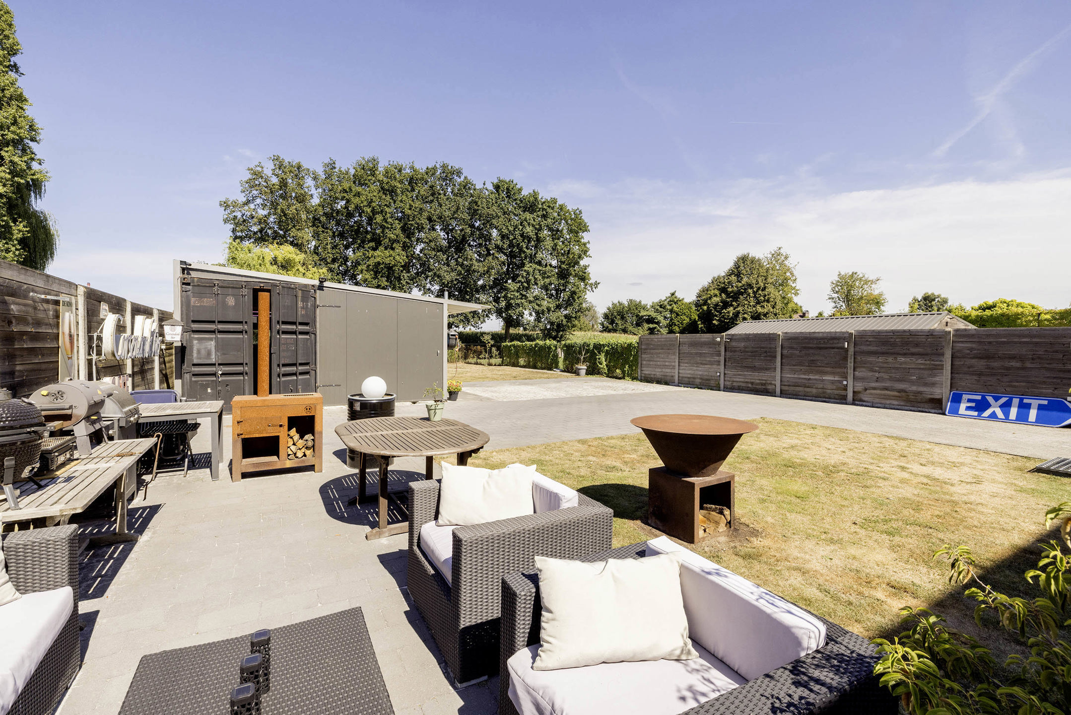 Moderne woning met loftstructuur en tuin en vrij zicht over weilanden