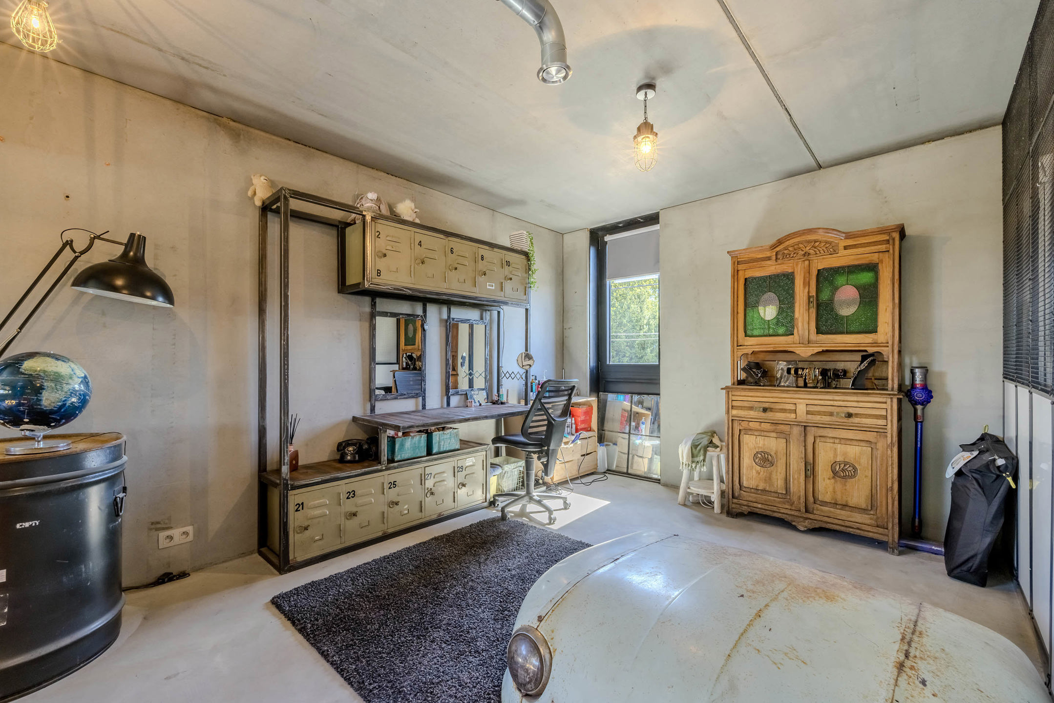 Moderne woning met loftstructuur en tuin en vrij zicht over weilanden