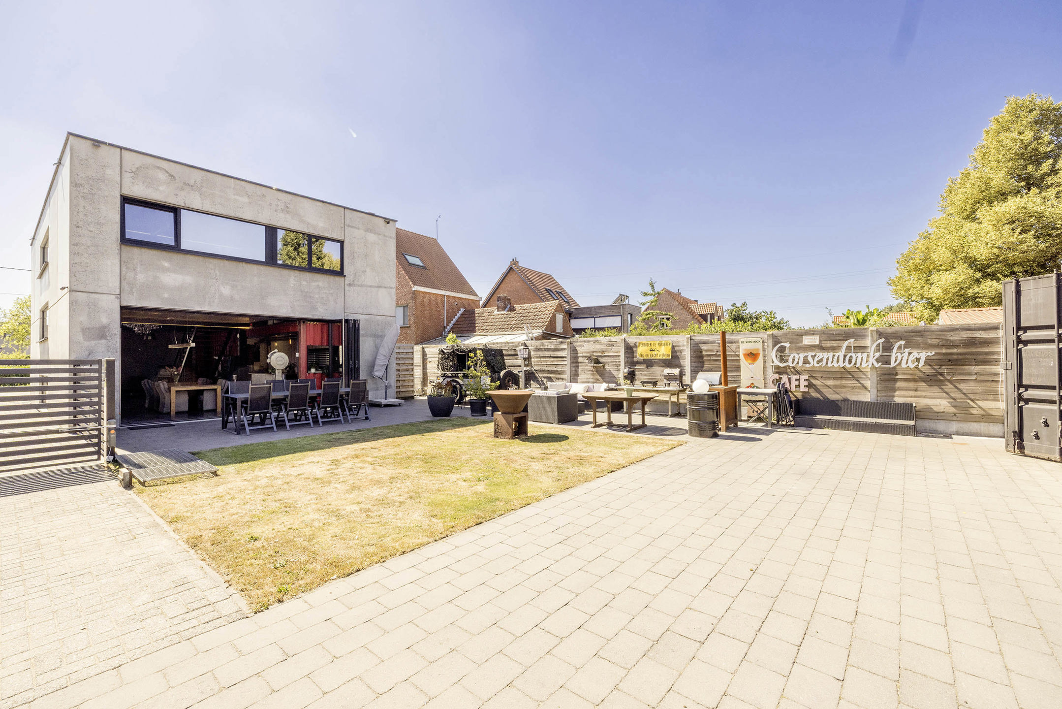Moderne woning met loftstructuur en tuin en vrij zicht over weilanden