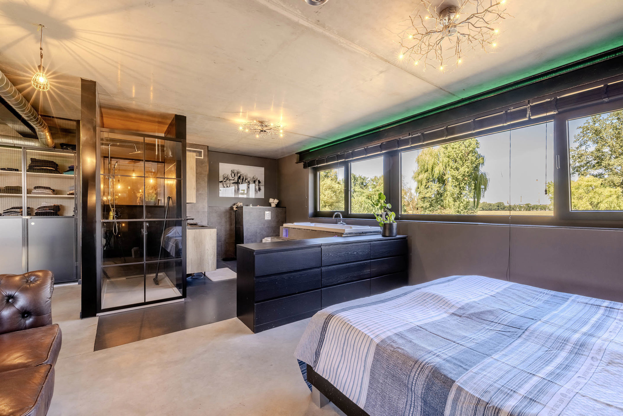 Moderne woning met loftstructuur en tuin en vrij zicht over weilanden