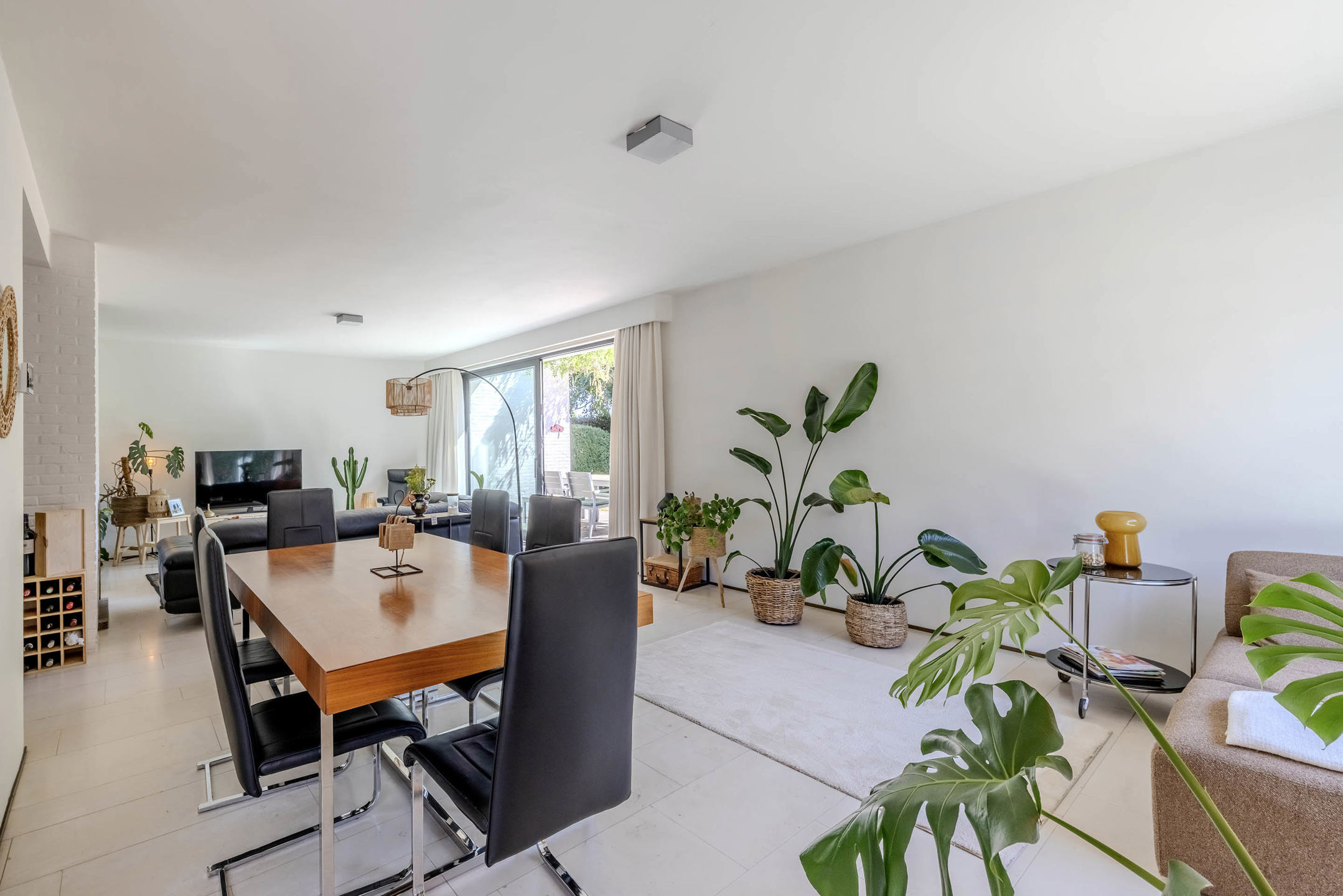 Gerenoveerde gelijkvloerse woning op 800m²