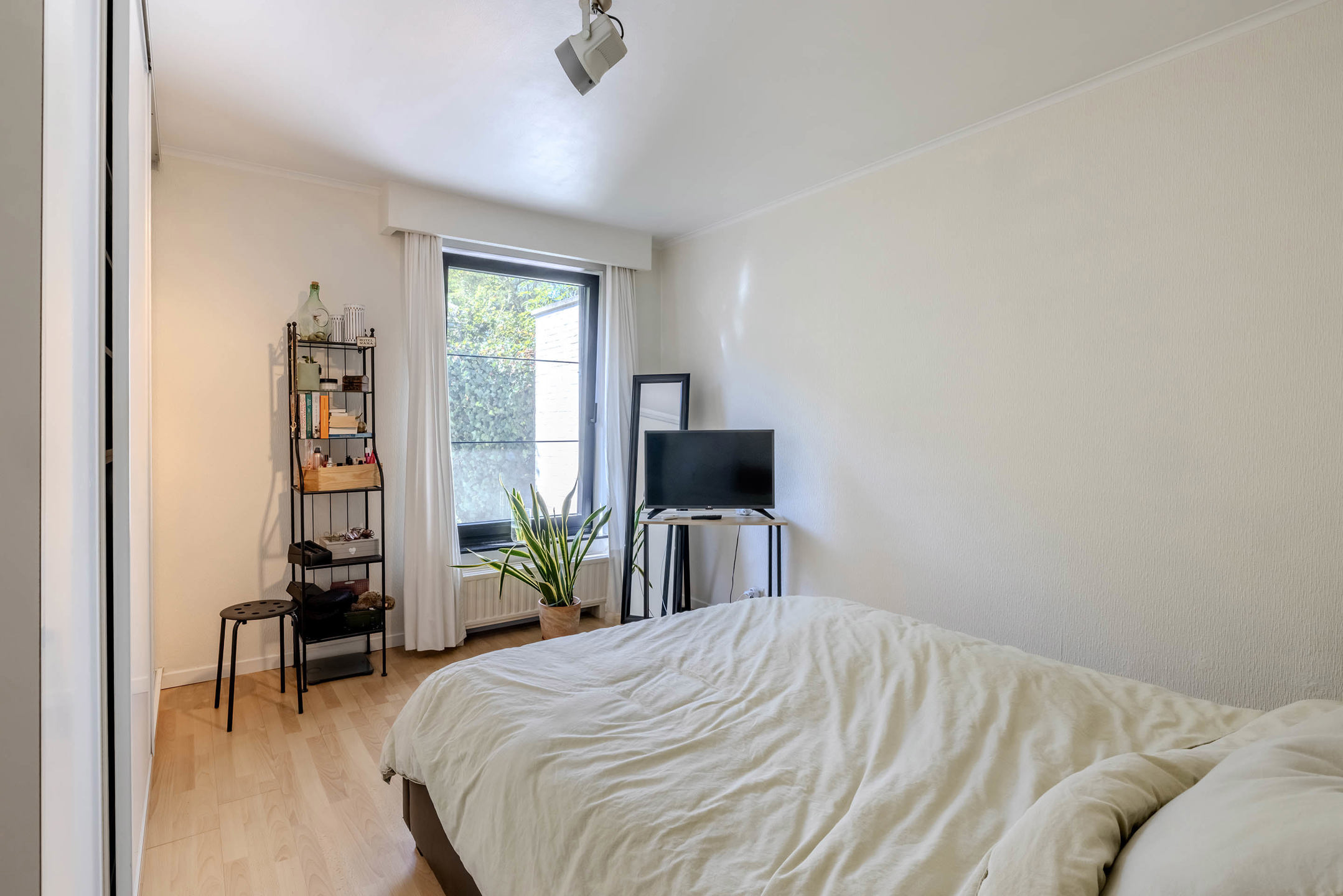 Gerenoveerde gelijkvloerse woning op 800m²
