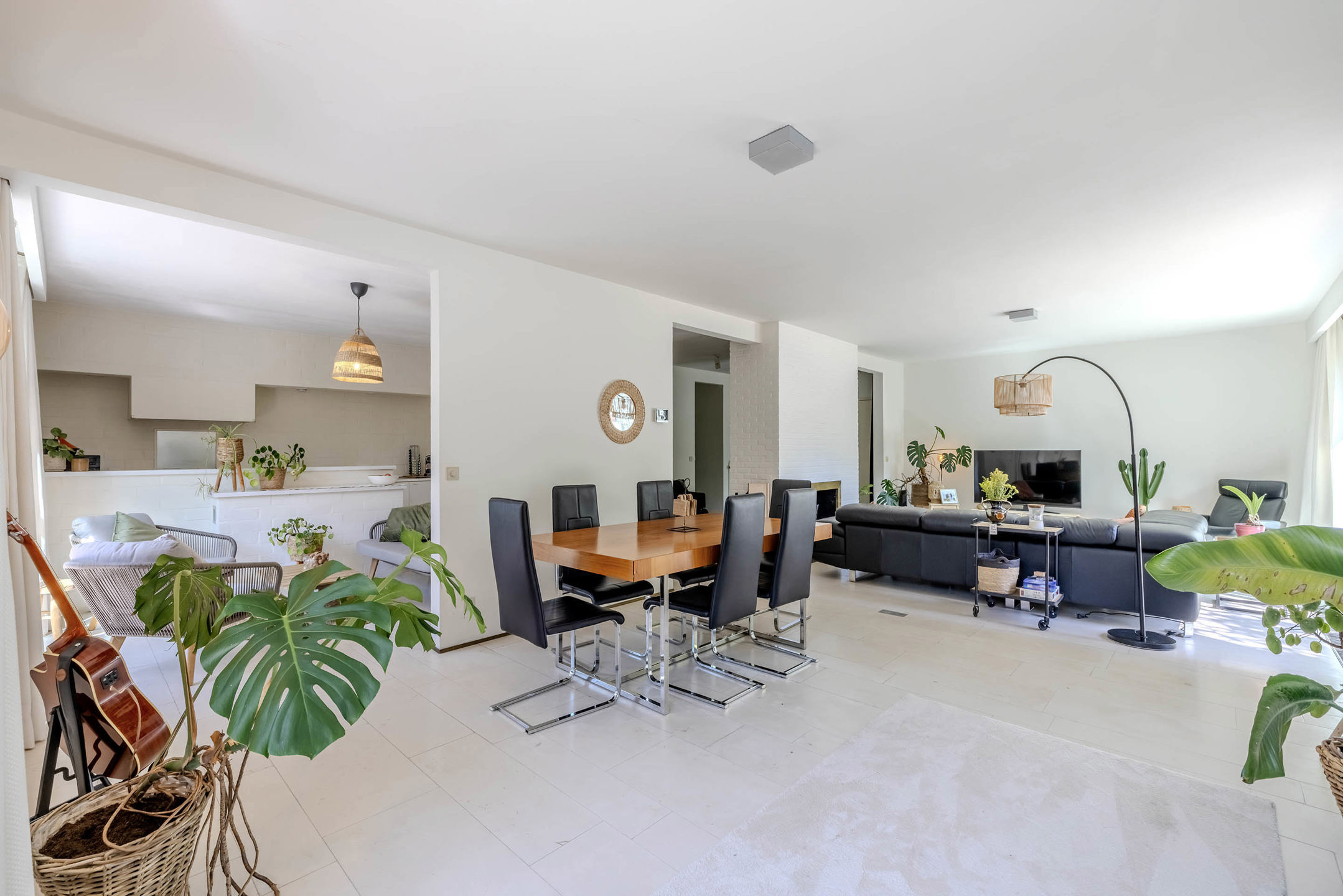 Gerenoveerde gelijkvloerse woning op 800m²