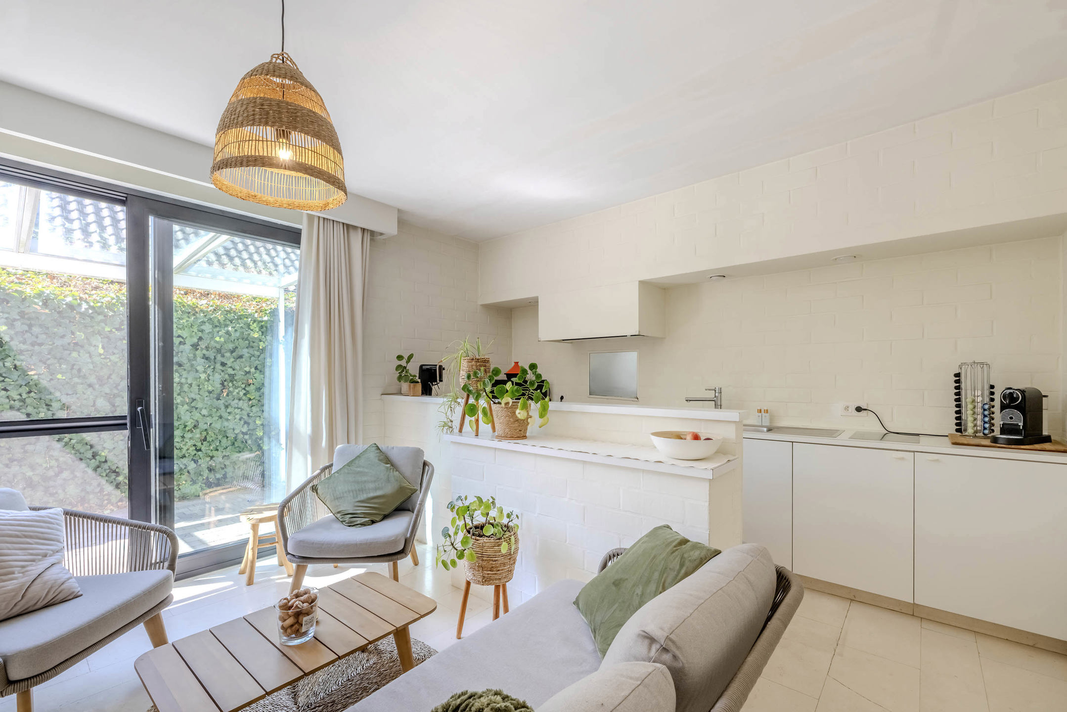 Gerenoveerde gelijkvloerse woning op 800m²