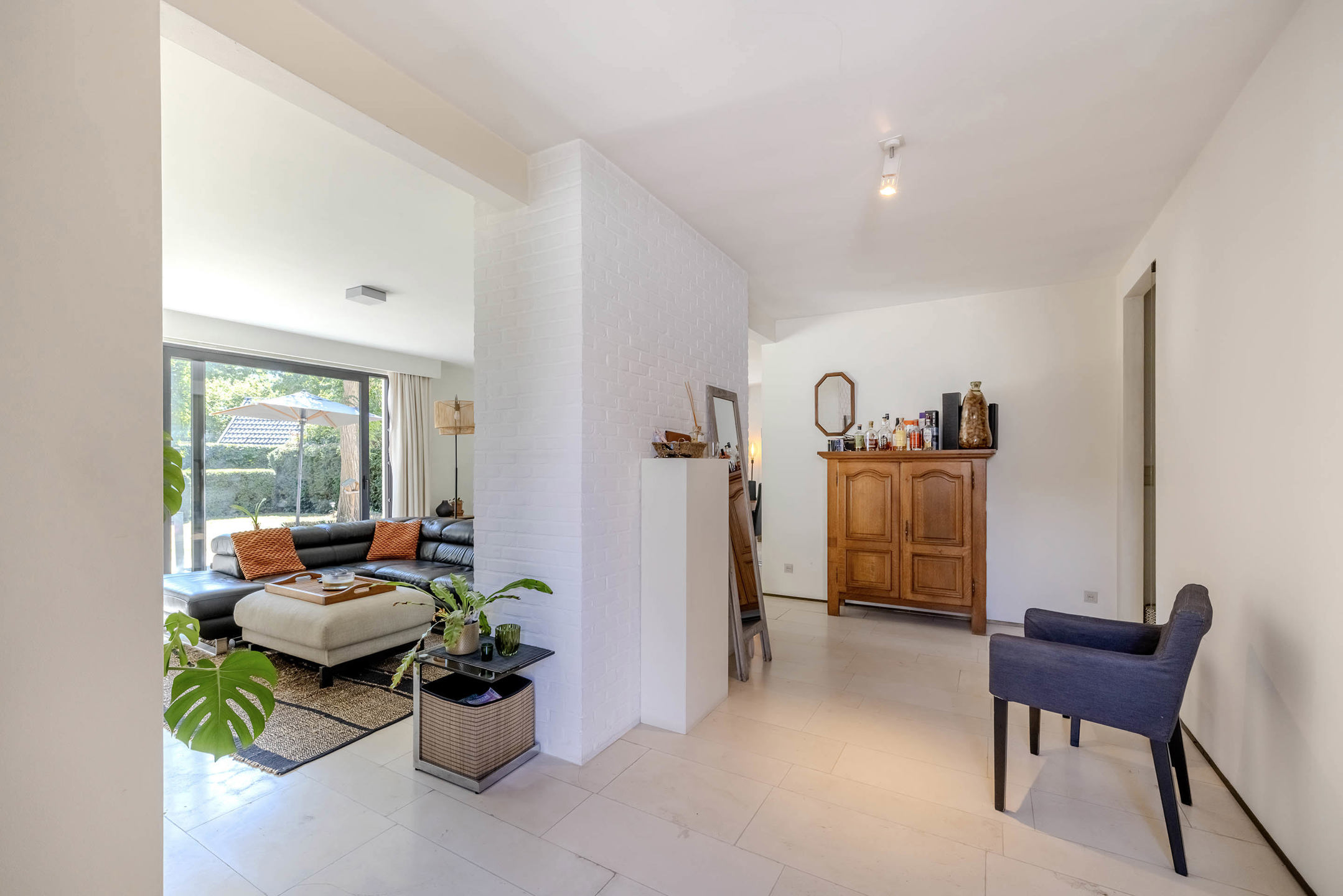 Gerenoveerde gelijkvloerse woning op 800m²