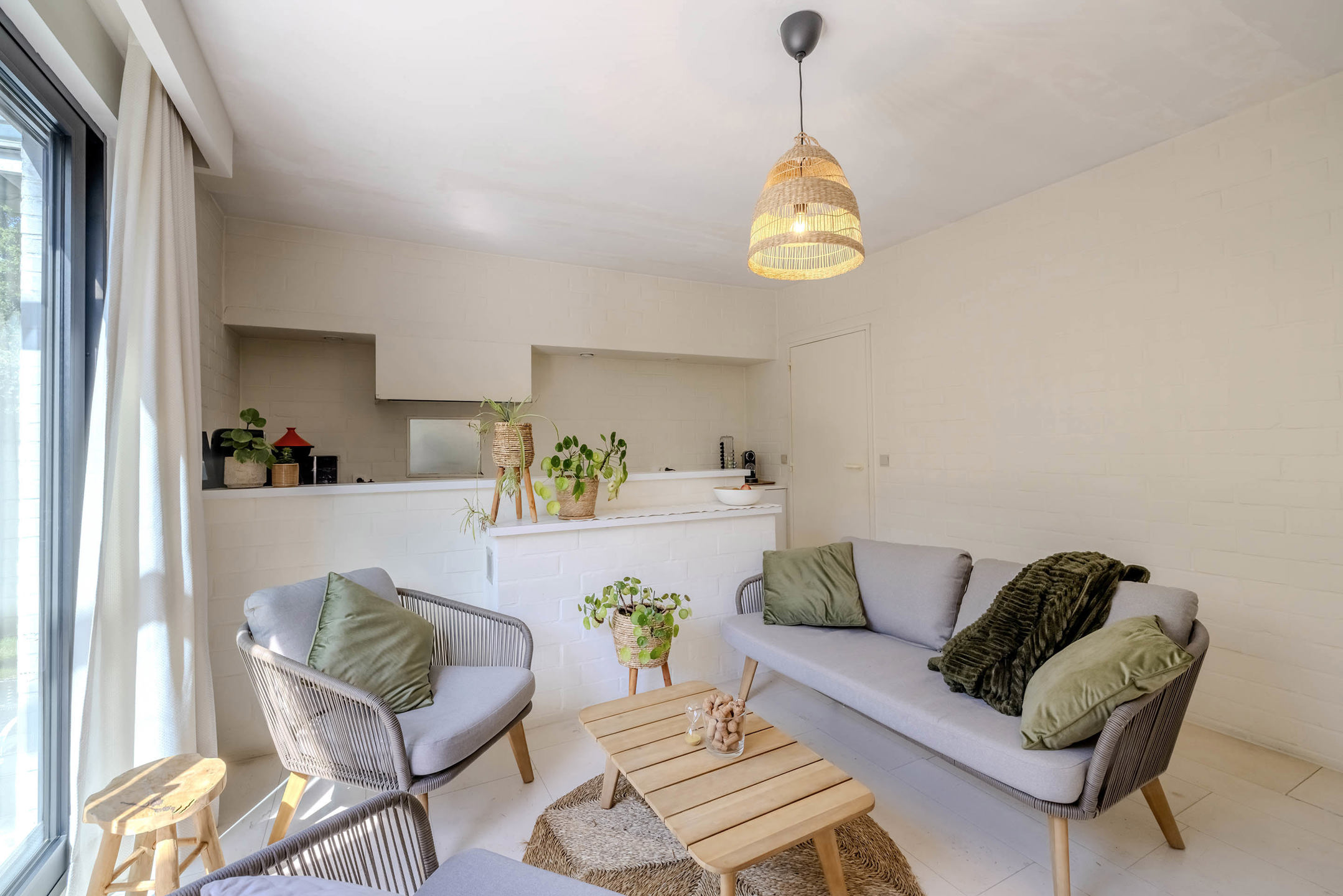 Gerenoveerde gelijkvloerse woning op 800m²