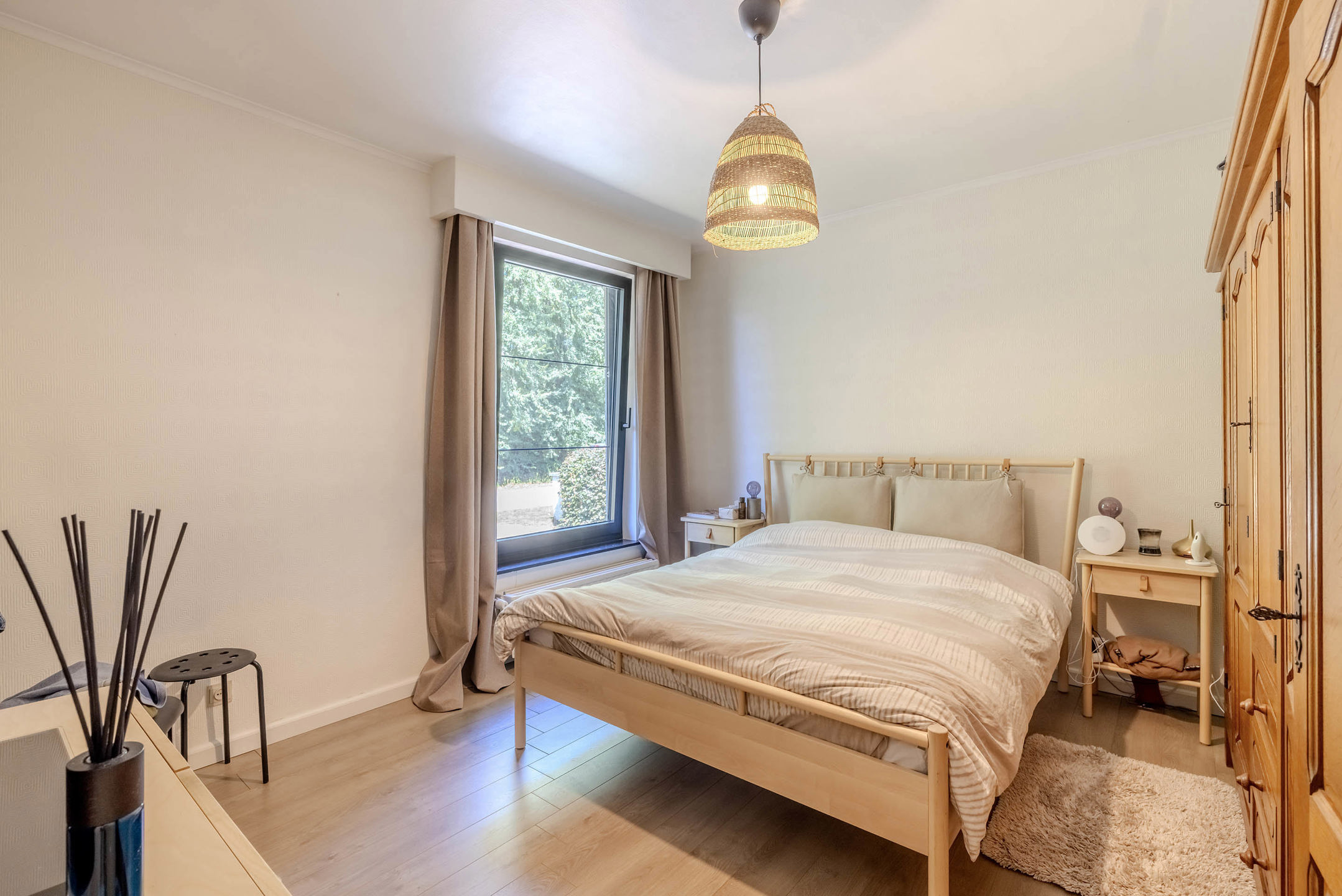 Gerenoveerde gelijkvloerse woning op 800m²