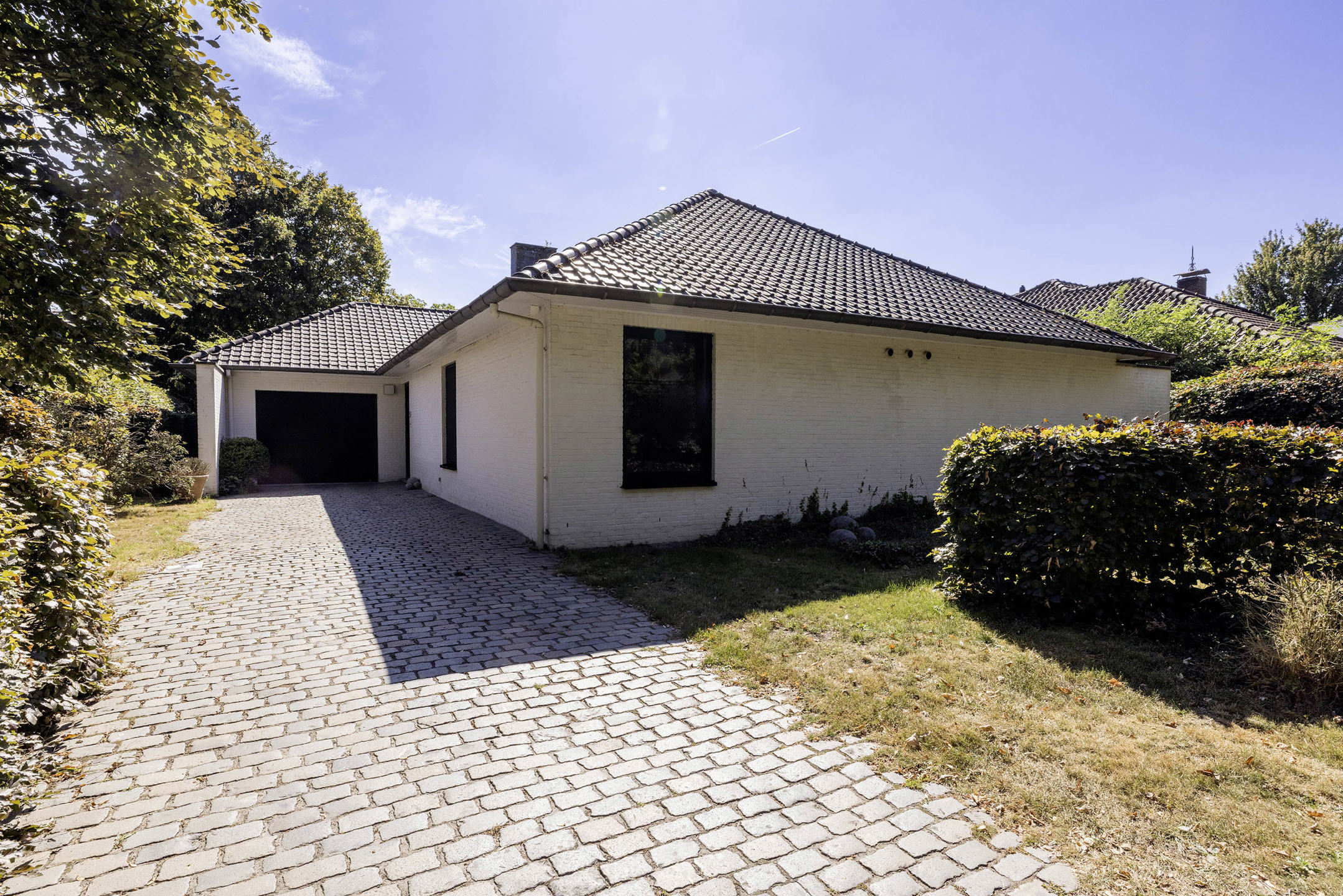 Gerenoveerde gelijkvloerse woning op 800m²