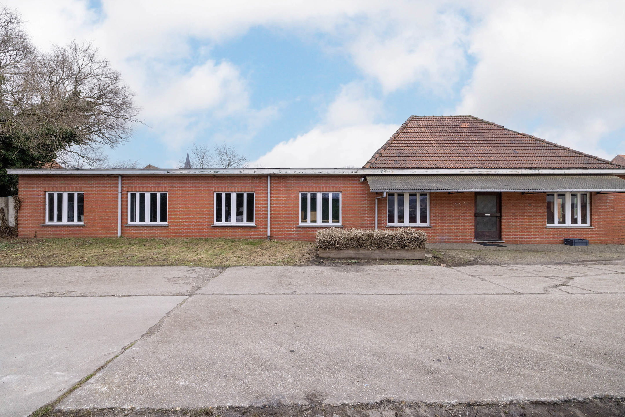 Kantoorgebouw/bureel van 229m2 met ruime parking