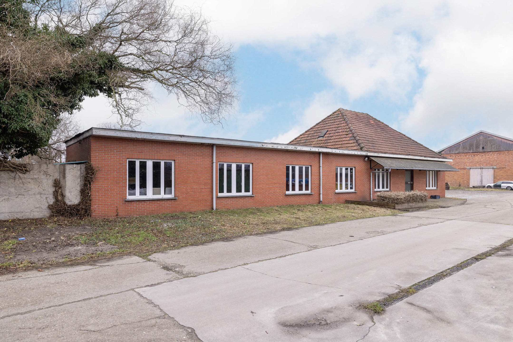 Kantoorgebouw/bureel van 229m2 met ruime parking