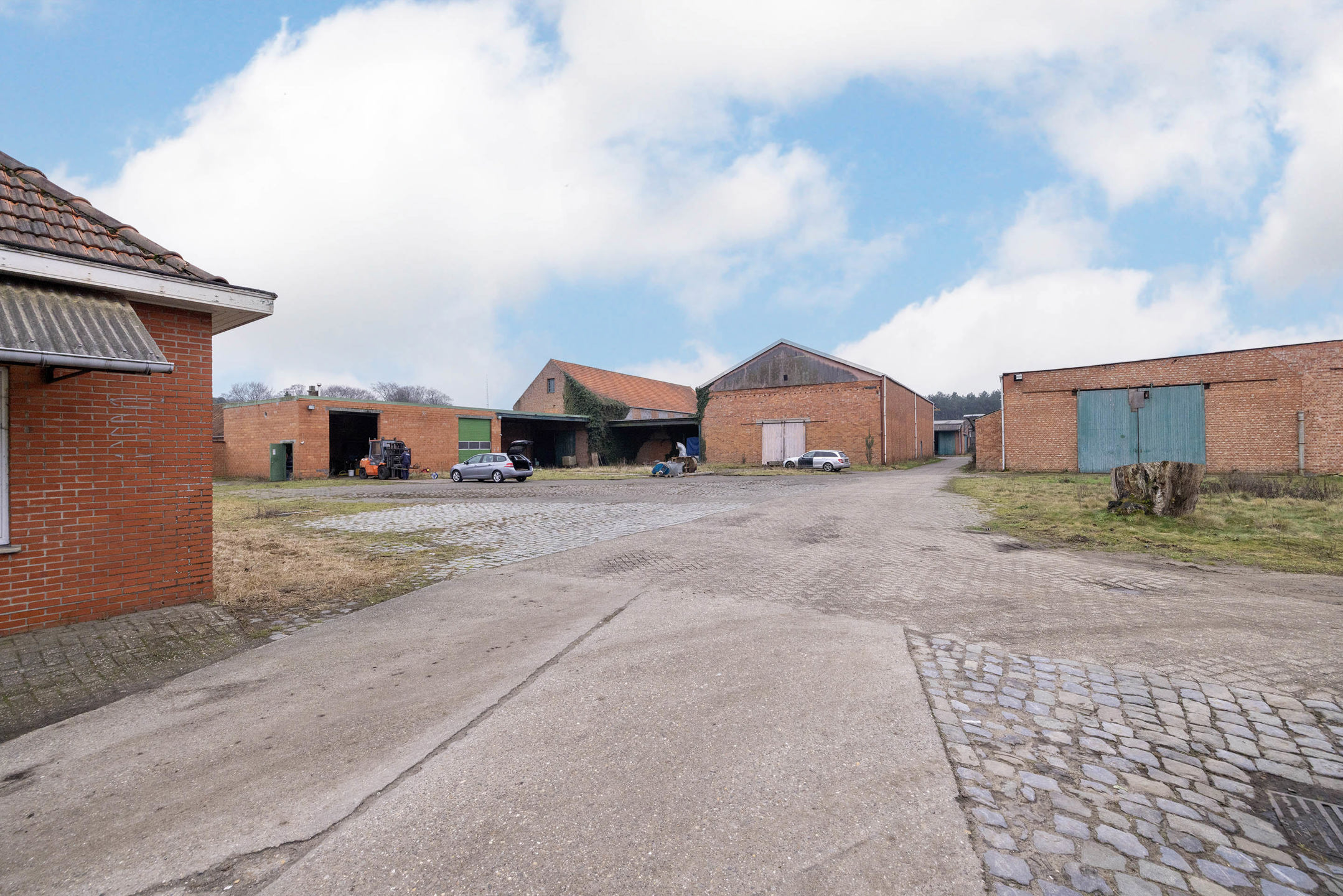 Kantoorgebouw/bureel van 229m2 met ruime parking