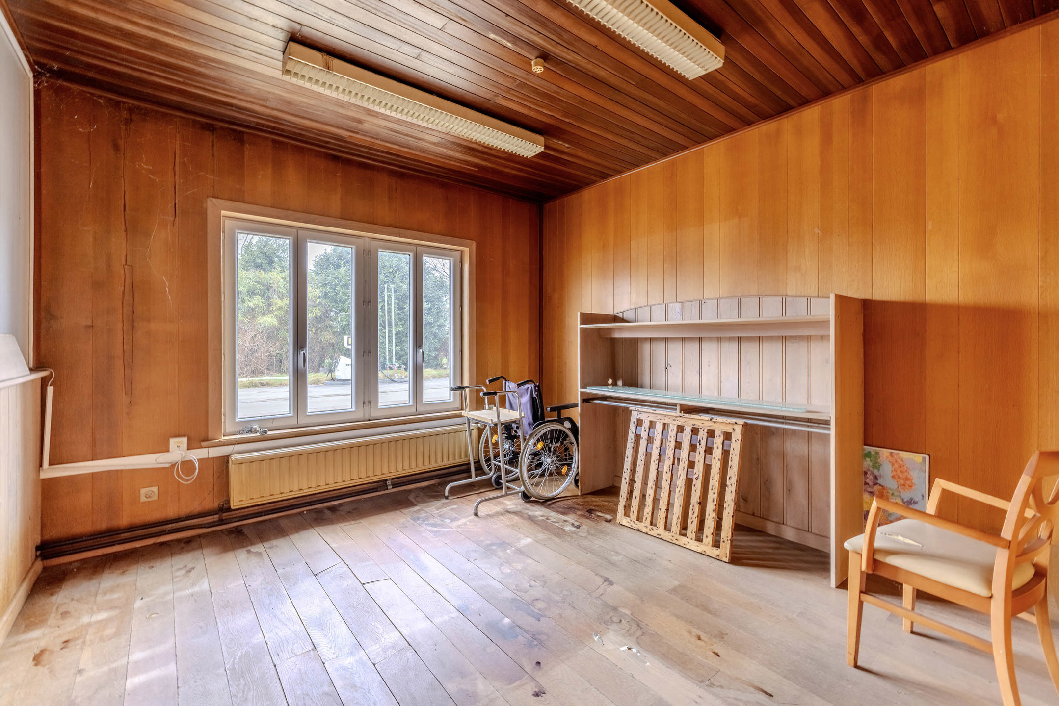 Kantoorgebouw/bureel van 229m2 met ruime parking