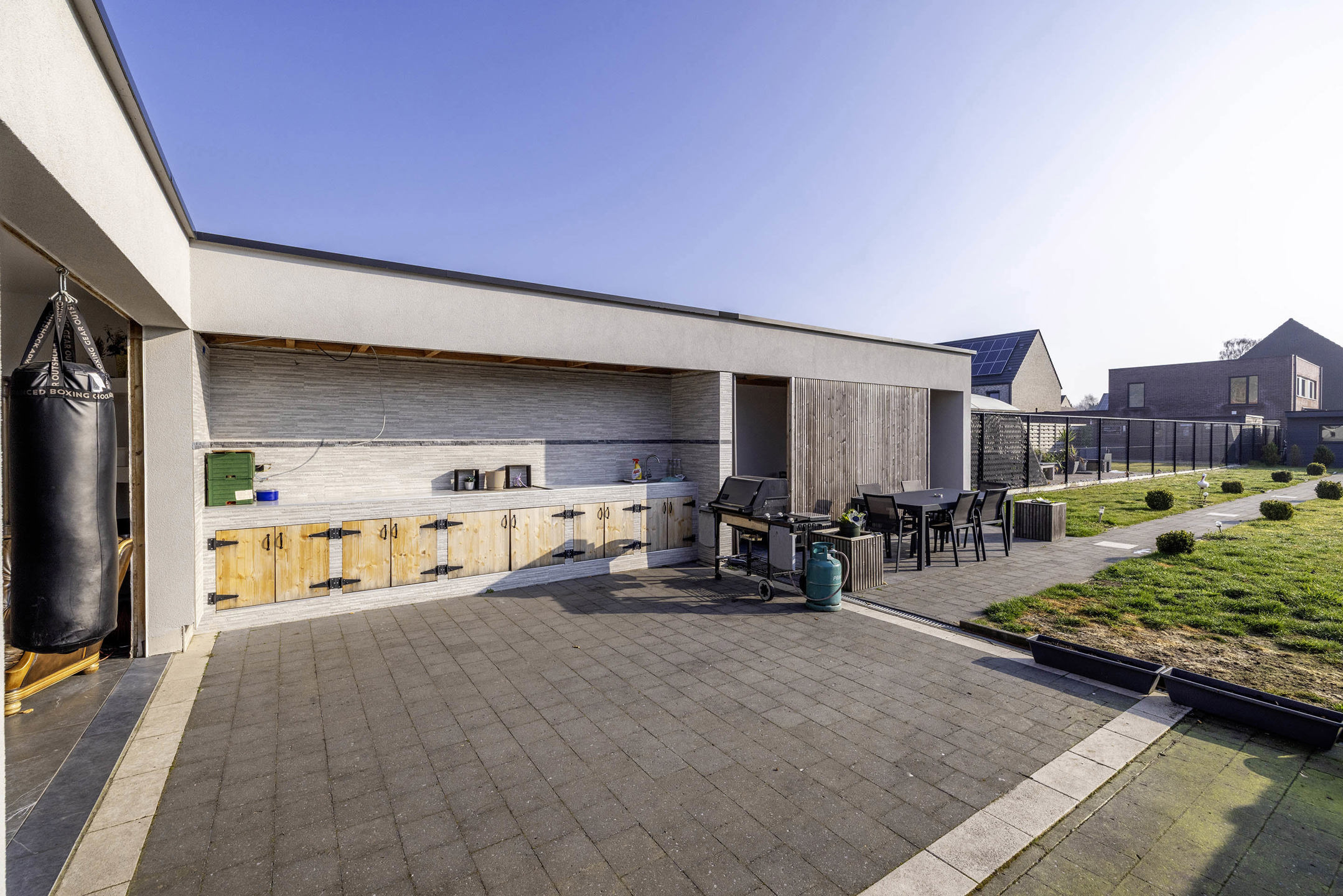 Volledig gerenoveerde woning met 4 slaapkamers en bijgebouw