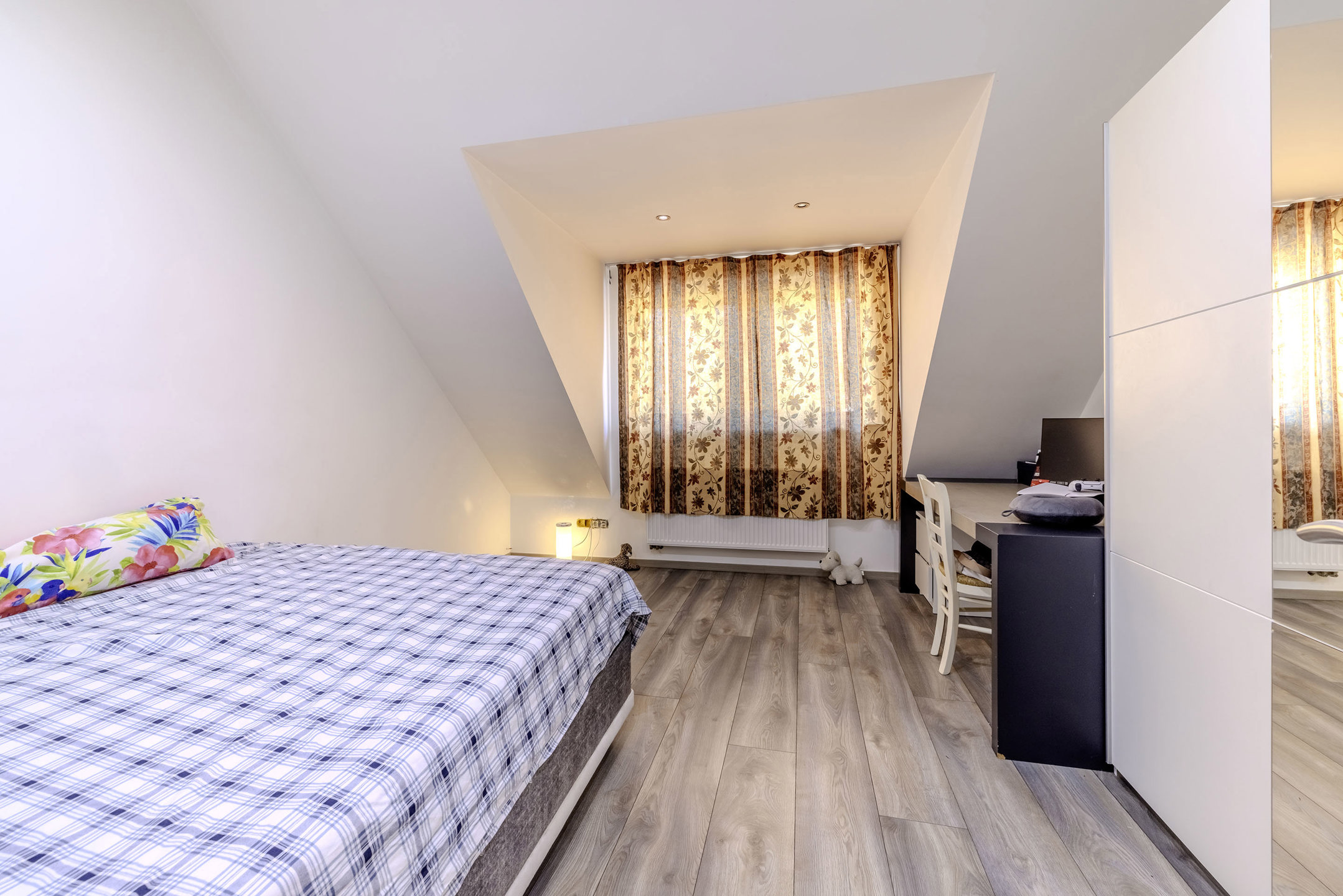 Volledig gerenoveerde woning met 4 slaapkamers en bijgebouw