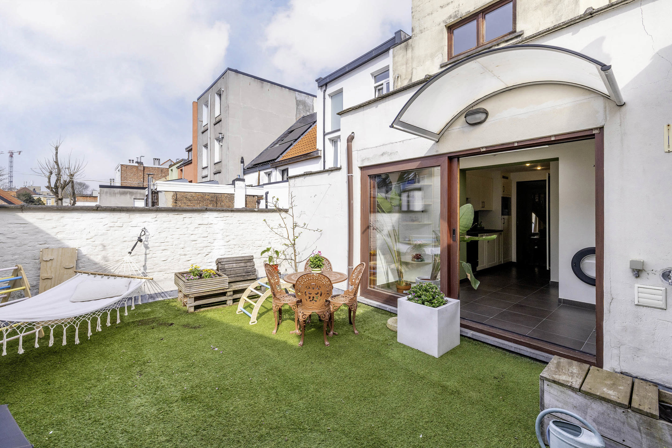 Centraal gelegen bel-etagewoning met 3 parkeerplaatsen!