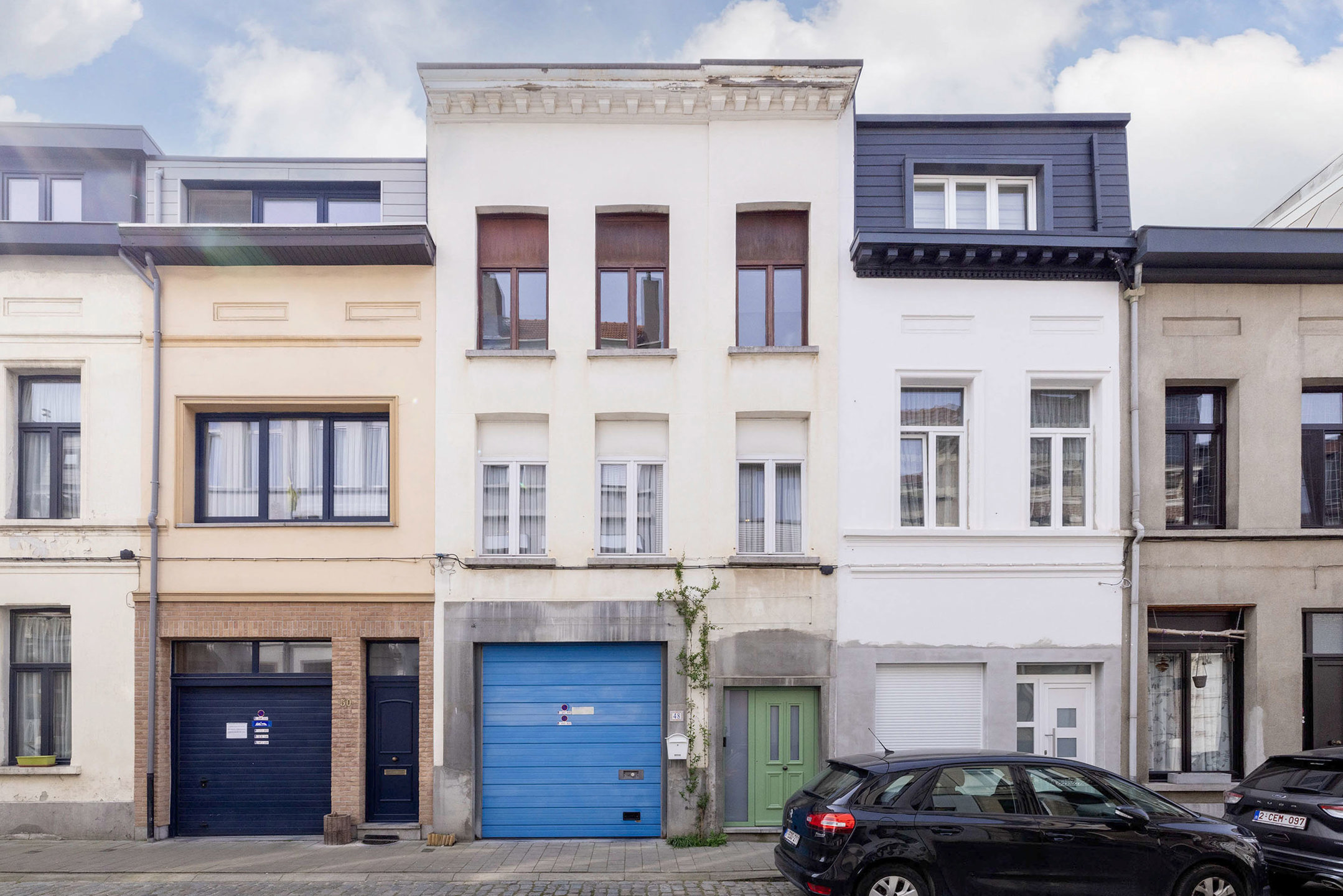 Centraal gelegen bel-etagewoning met 3 parkeerplaatsen!