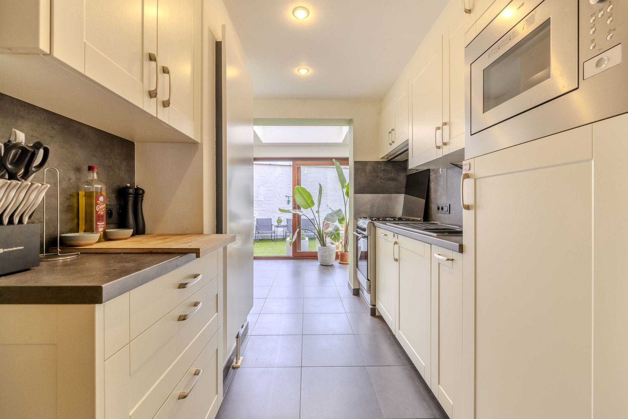 Centraal gelegen bel-etagewoning met 3 parkeerplaatsen!