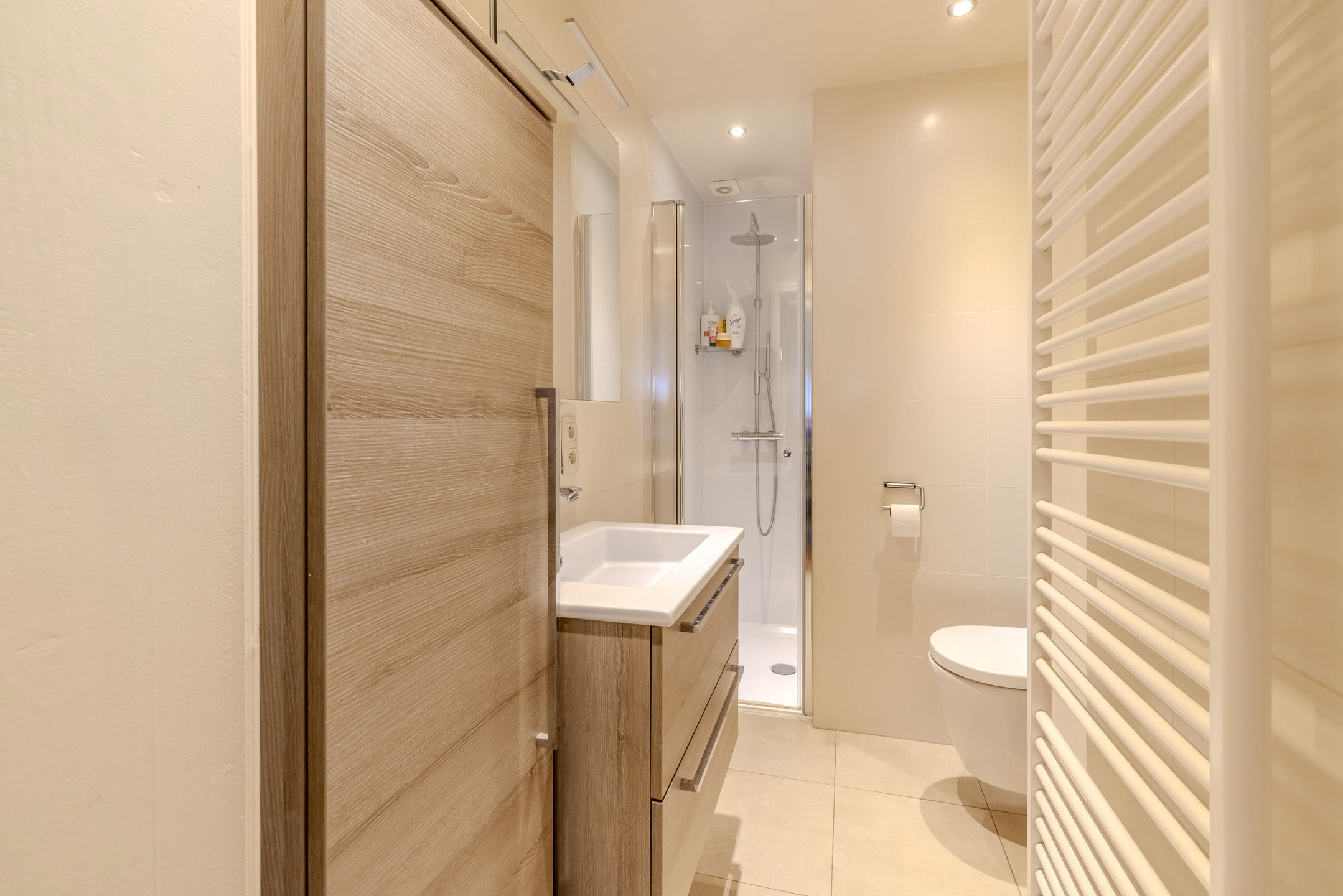 Centraal gelegen bel-etagewoning met 3 parkeerplaatsen!