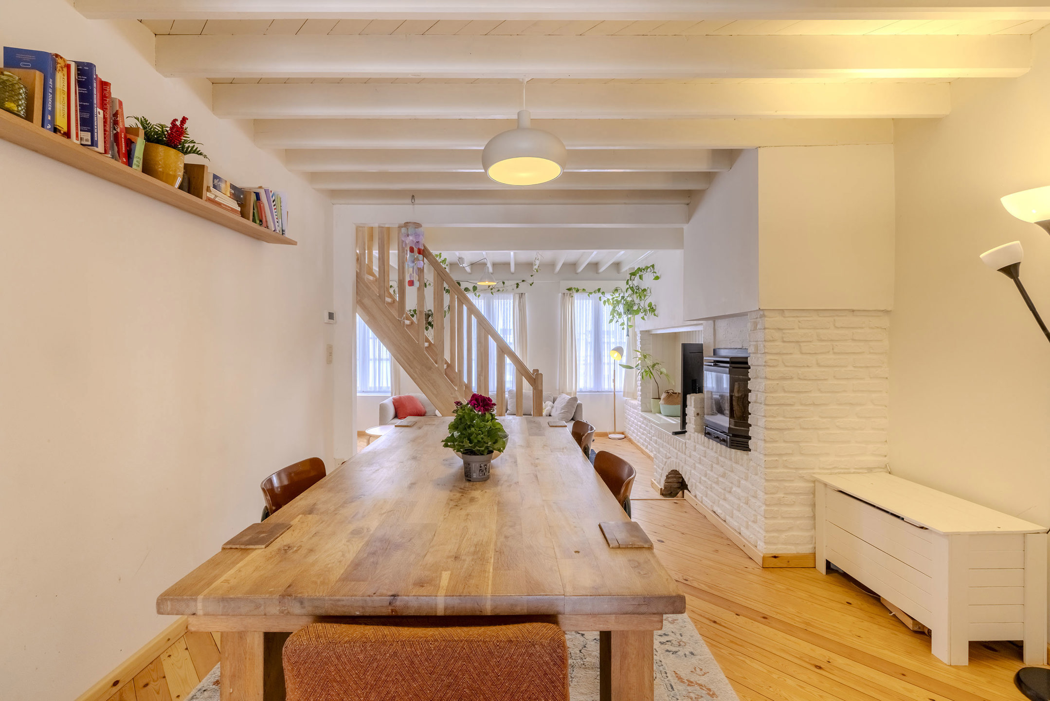 Centraal gelegen bel-etagewoning met 3 parkeerplaatsen!