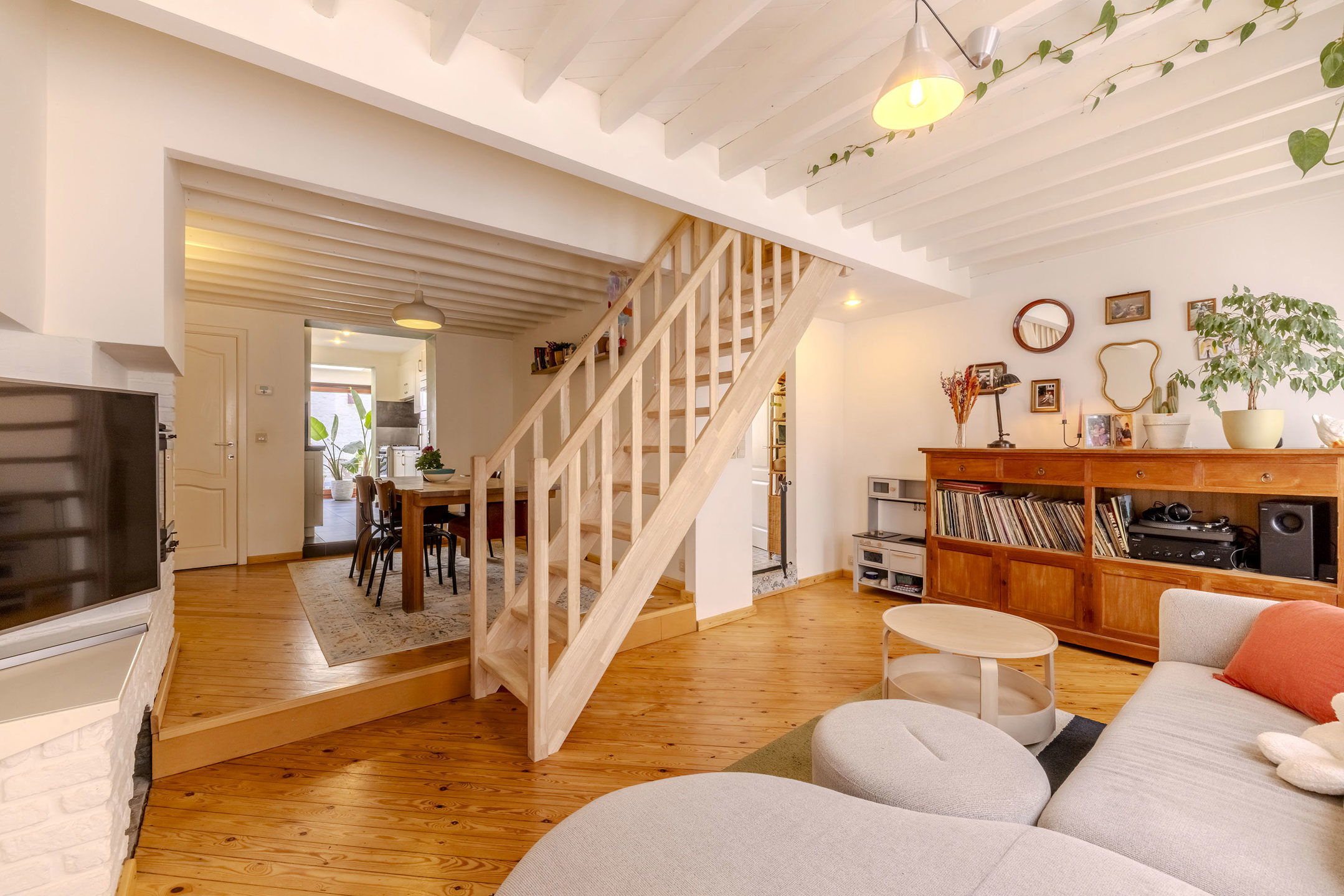 Centraal gelegen bel-etagewoning met 3 parkeerplaatsen!