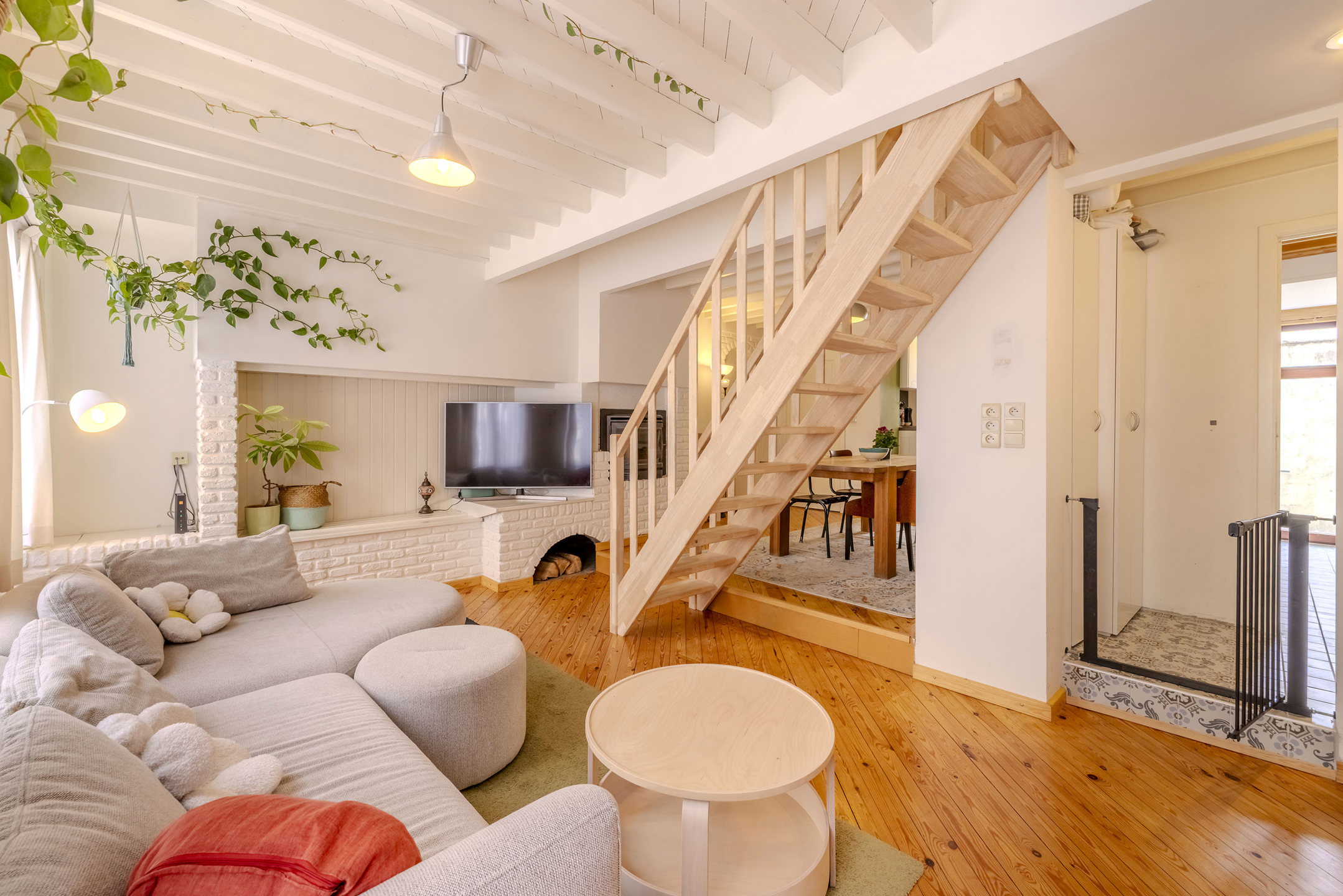 Centraal gelegen bel-etagewoning met 3 parkeerplaatsen!