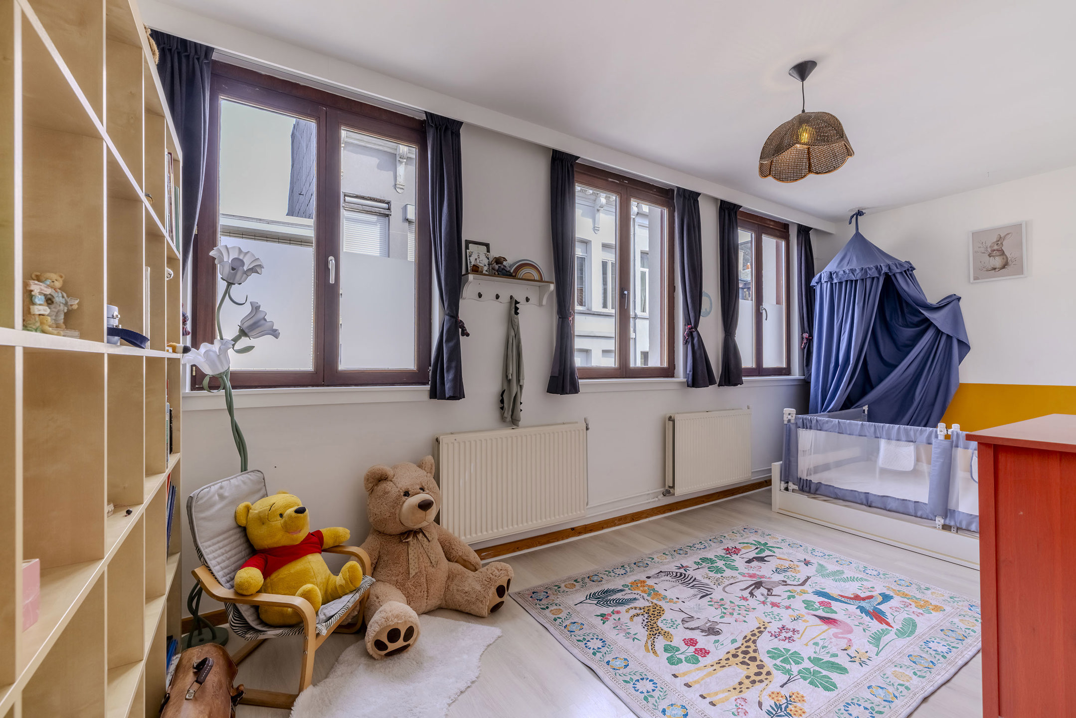 Centraal gelegen bel-etagewoning met 3 parkeerplaatsen!