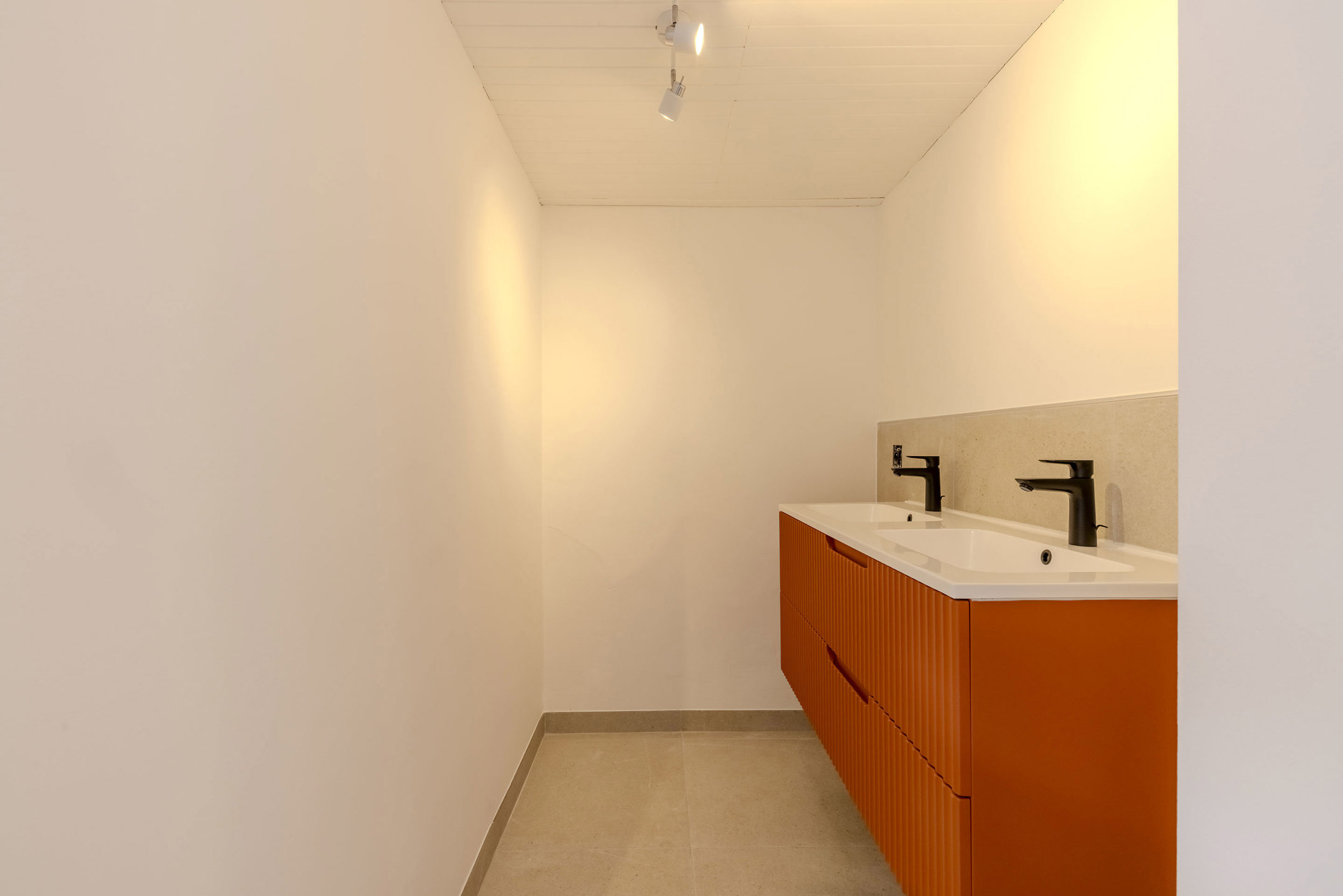 Centraal gelegen bel-etagewoning met 3 parkeerplaatsen!