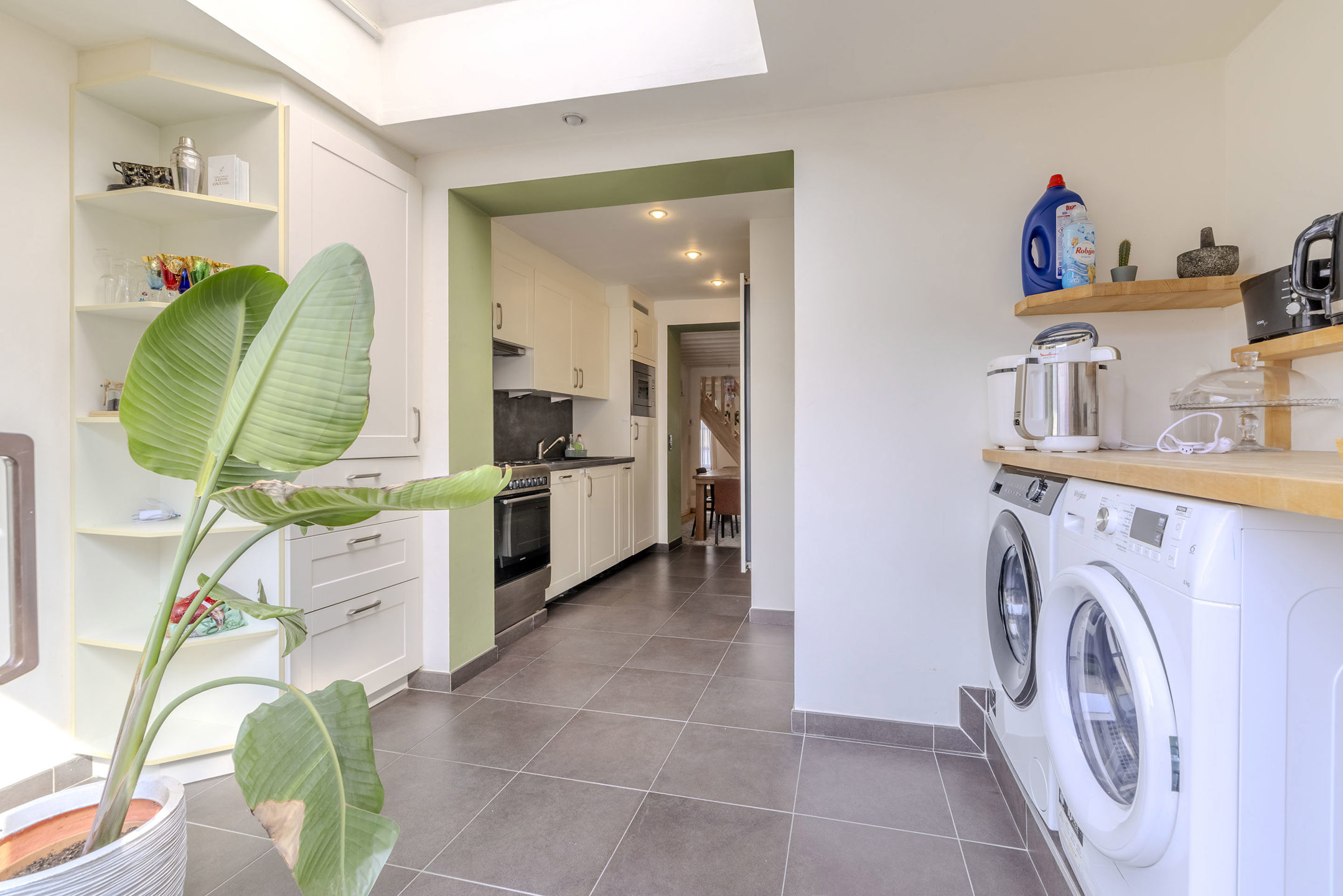 Centraal gelegen bel-etagewoning met 3 parkeerplaatsen!