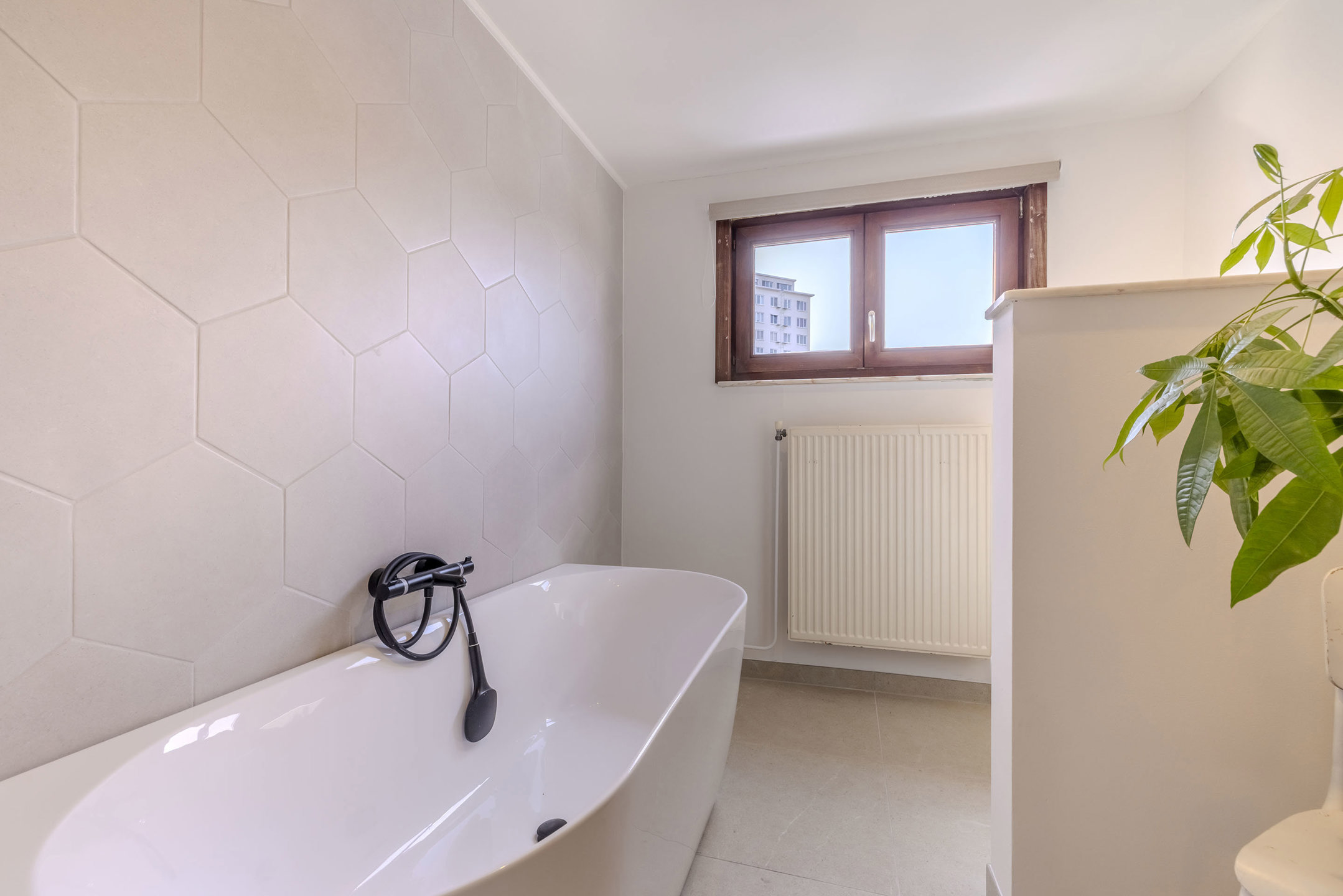 Centraal gelegen bel-etagewoning met 3 parkeerplaatsen!