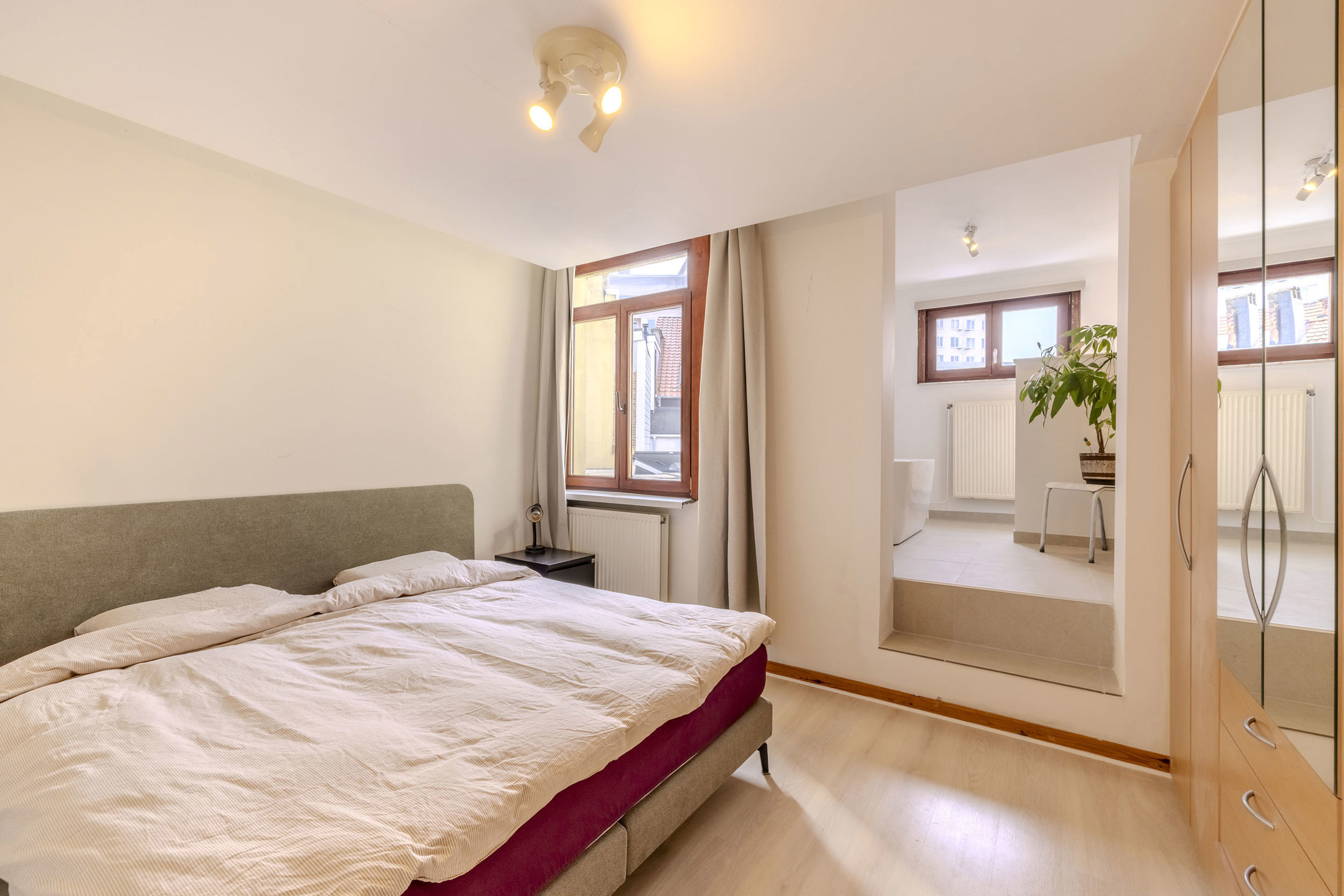 Centraal gelegen bel-etagewoning met 3 parkeerplaatsen!