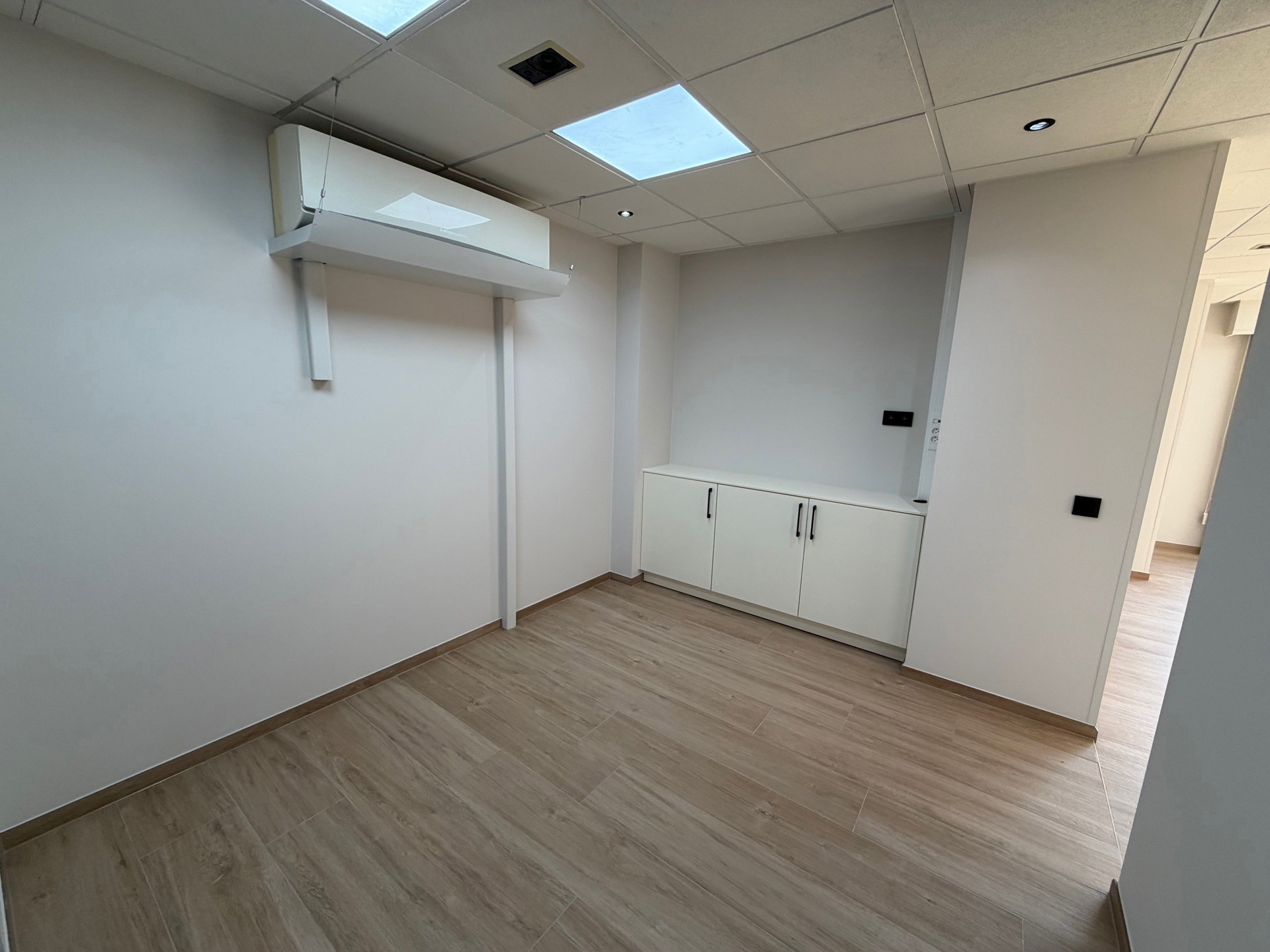 Instapklare handelsruimte van 85 m² met 4 private parkings!