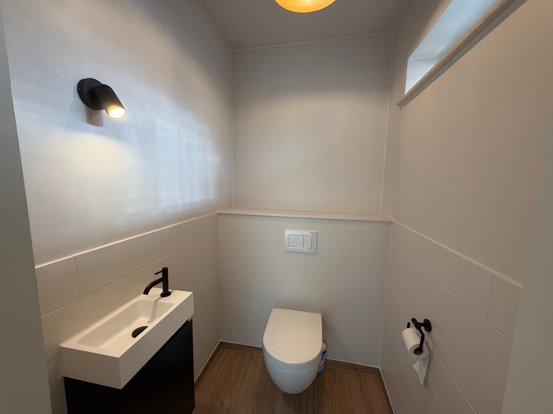 Instapklare handelsruimte van 85 m² met 4 private parkings!