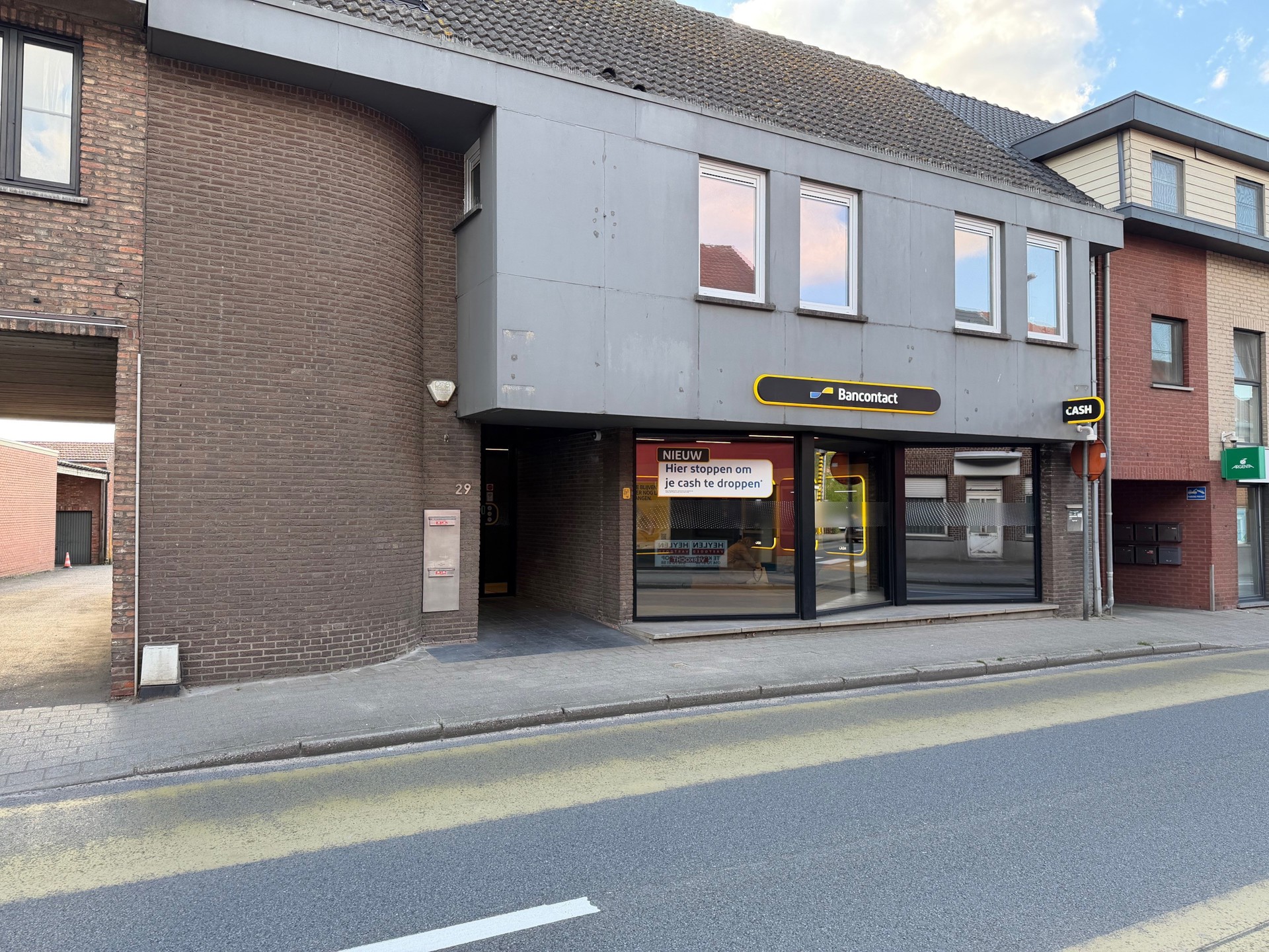 Instapklare handelsruimte van 85 m² met 4 private parkings!