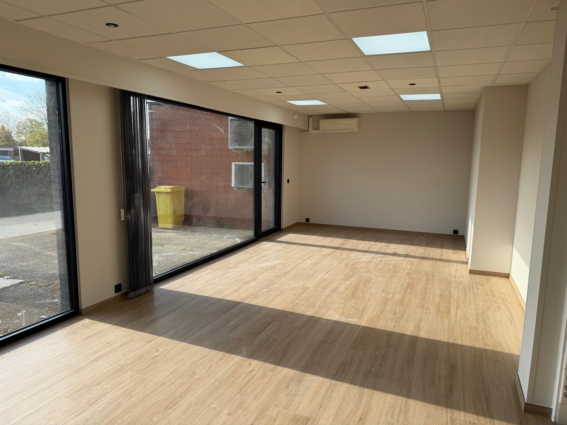 Instapklare handelsruimte van 85 m² met 4 private parkings!